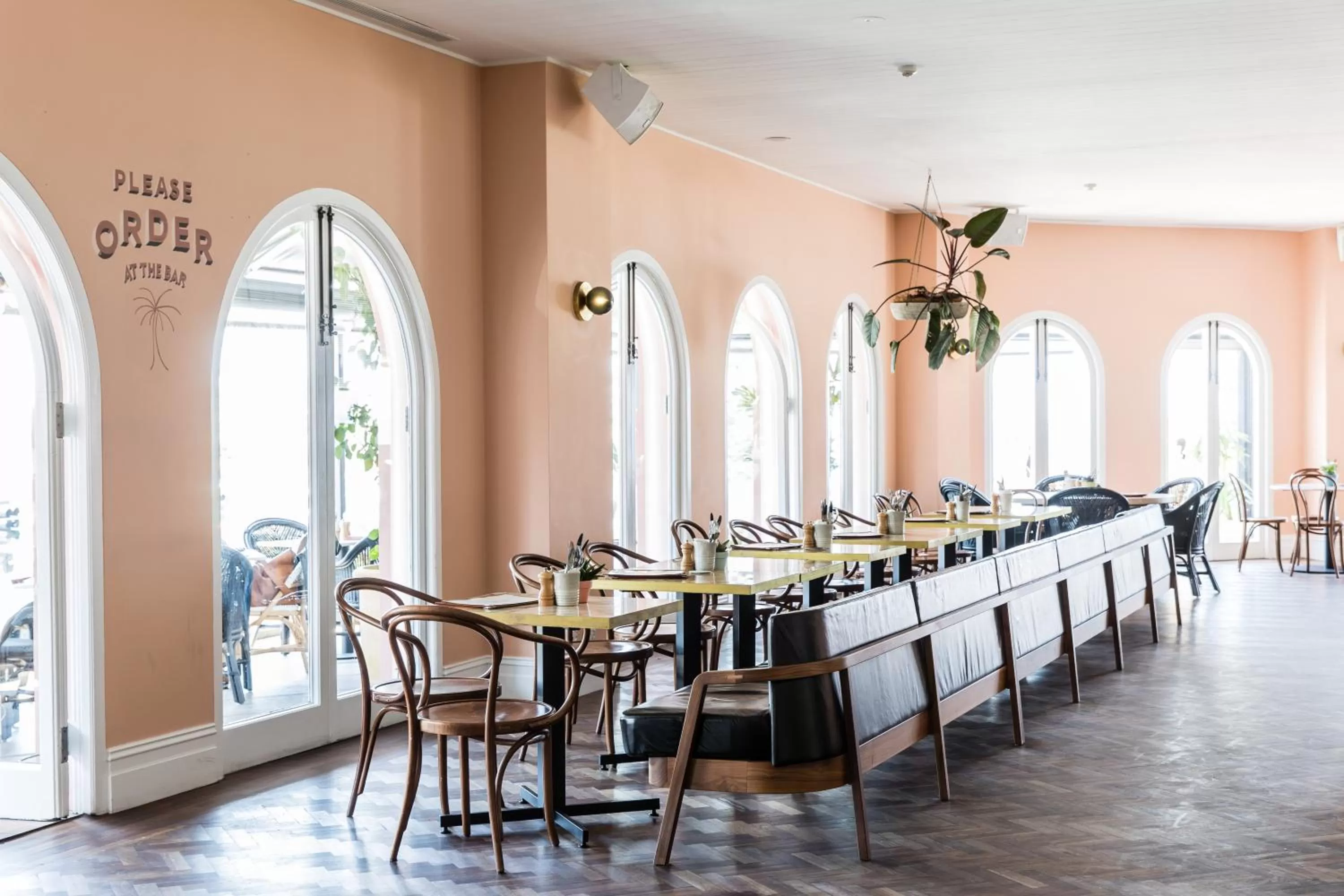 Restaurant/places to eat in Hotel Ravesis