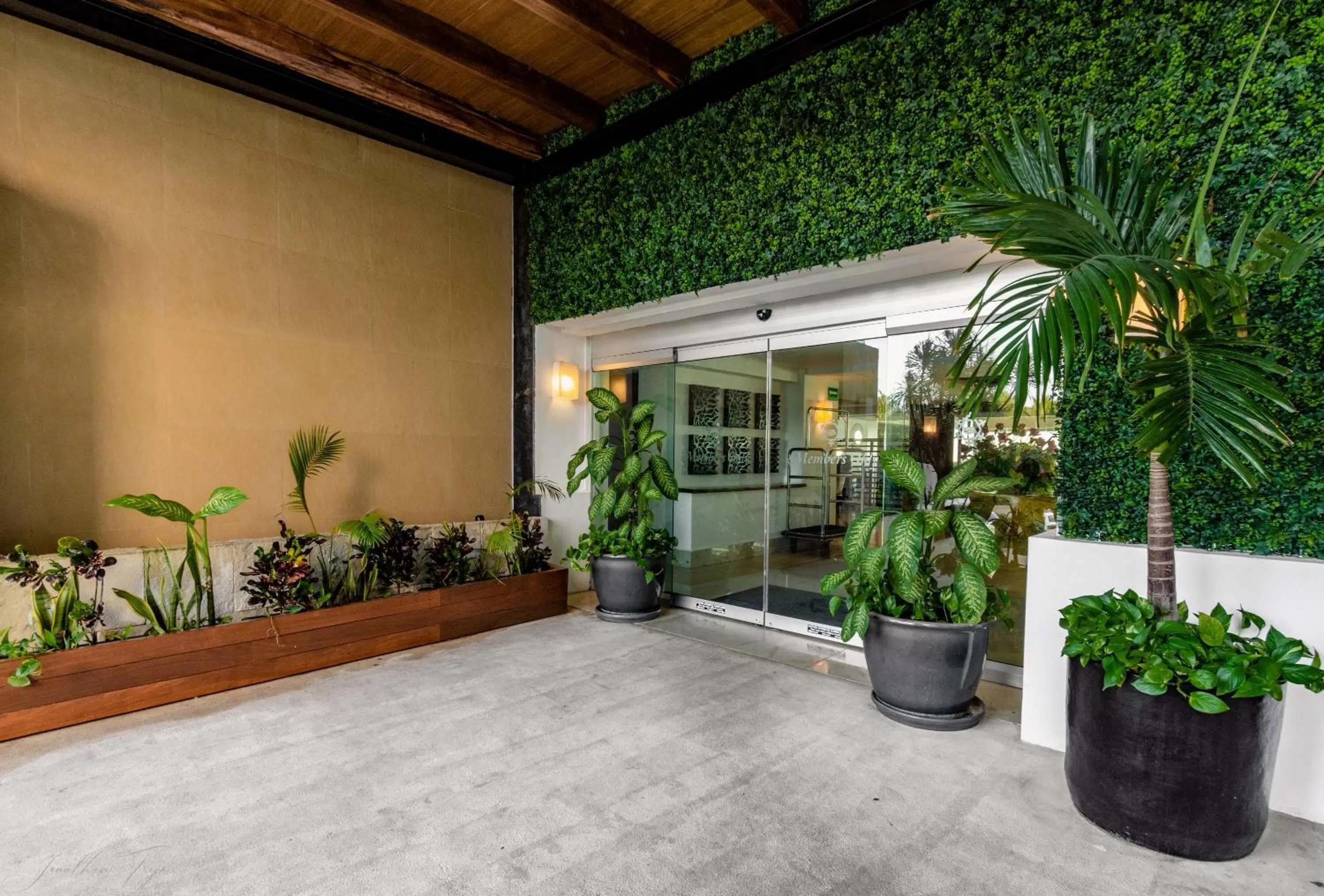 Facade/entrance in Ocean Dream Cancun by GuruHotel