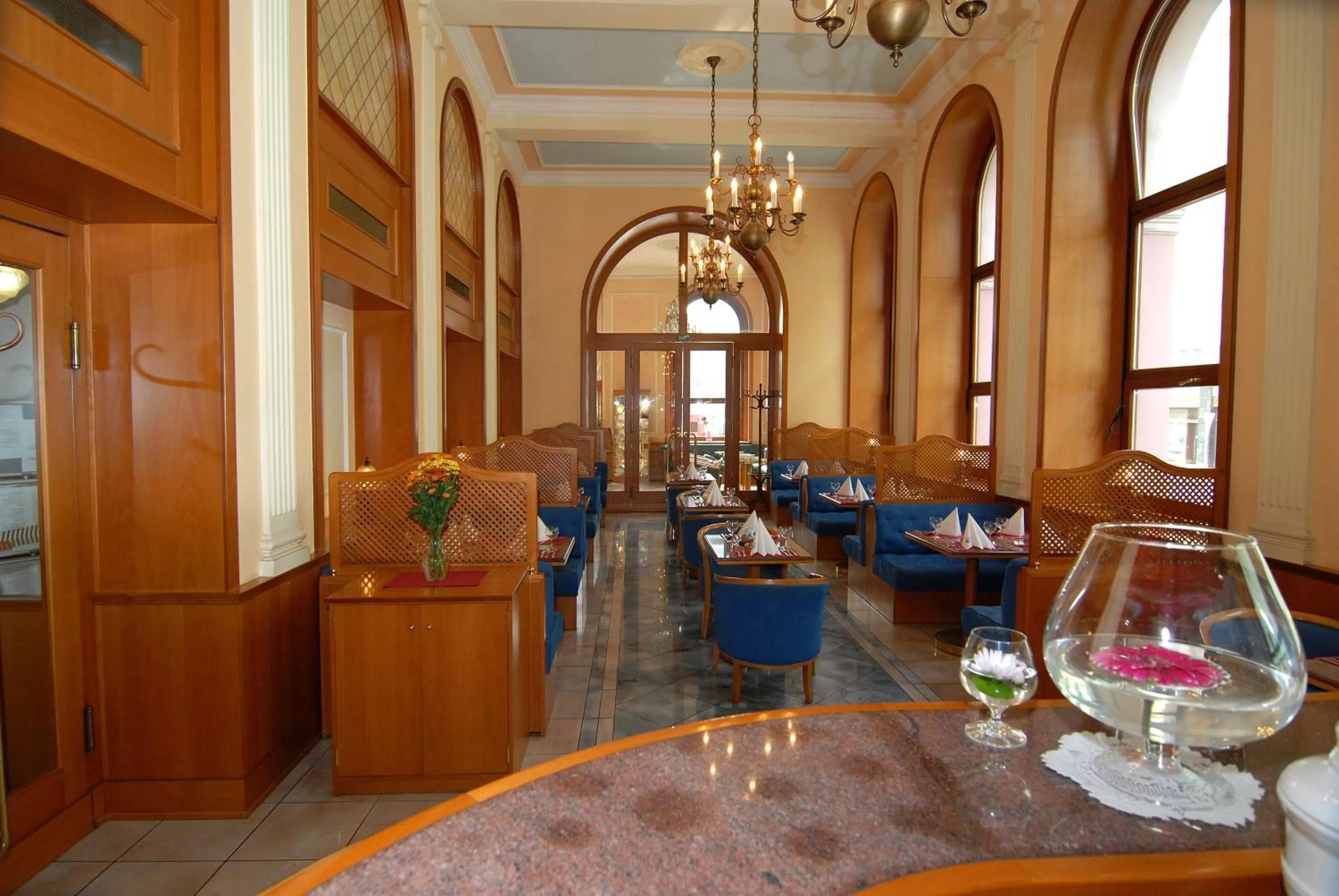 Restaurant/places to eat in Hotel Opera