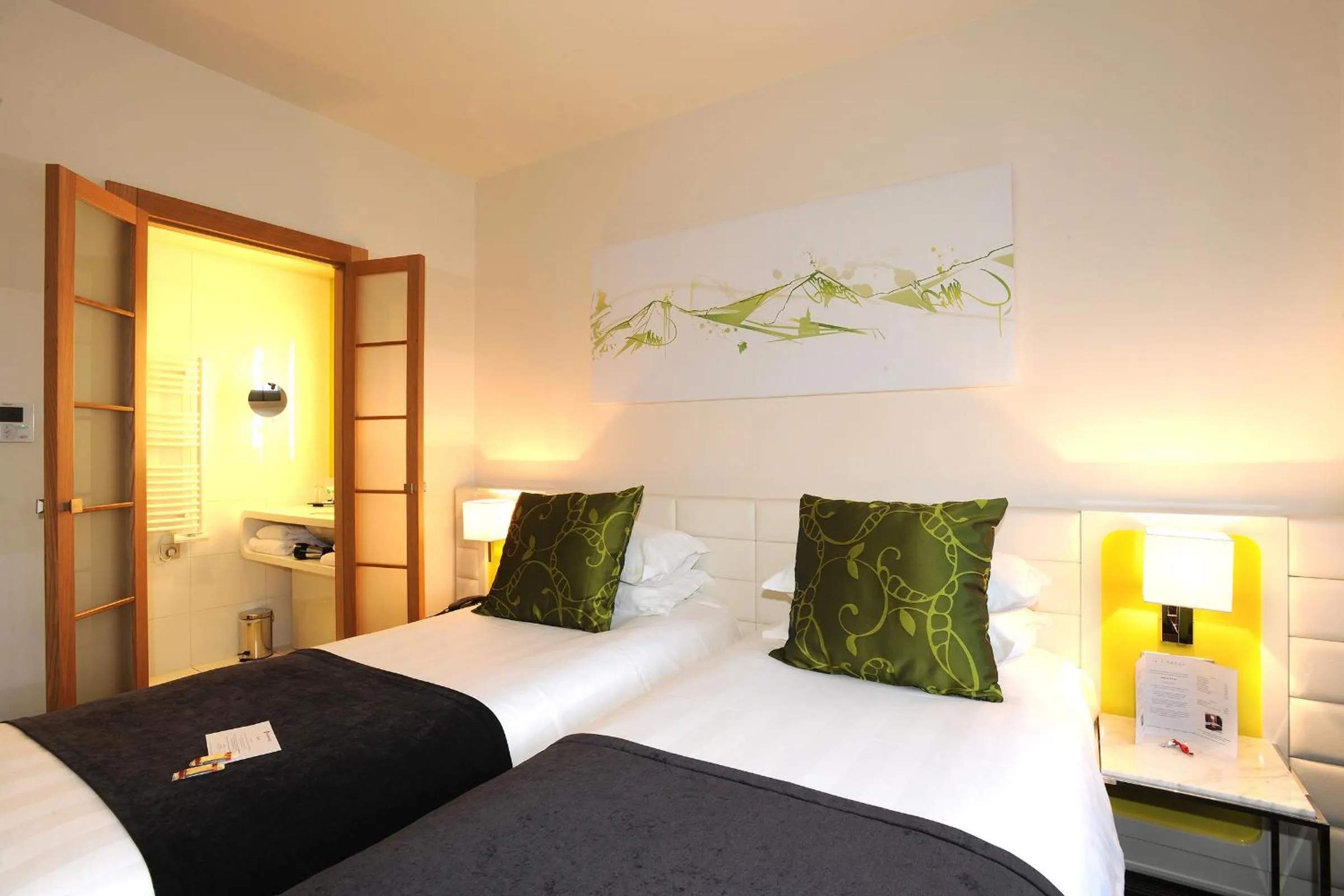 Bed in Best Western Plus Hôtel Le Rhénan & Restaurant Chez Claude