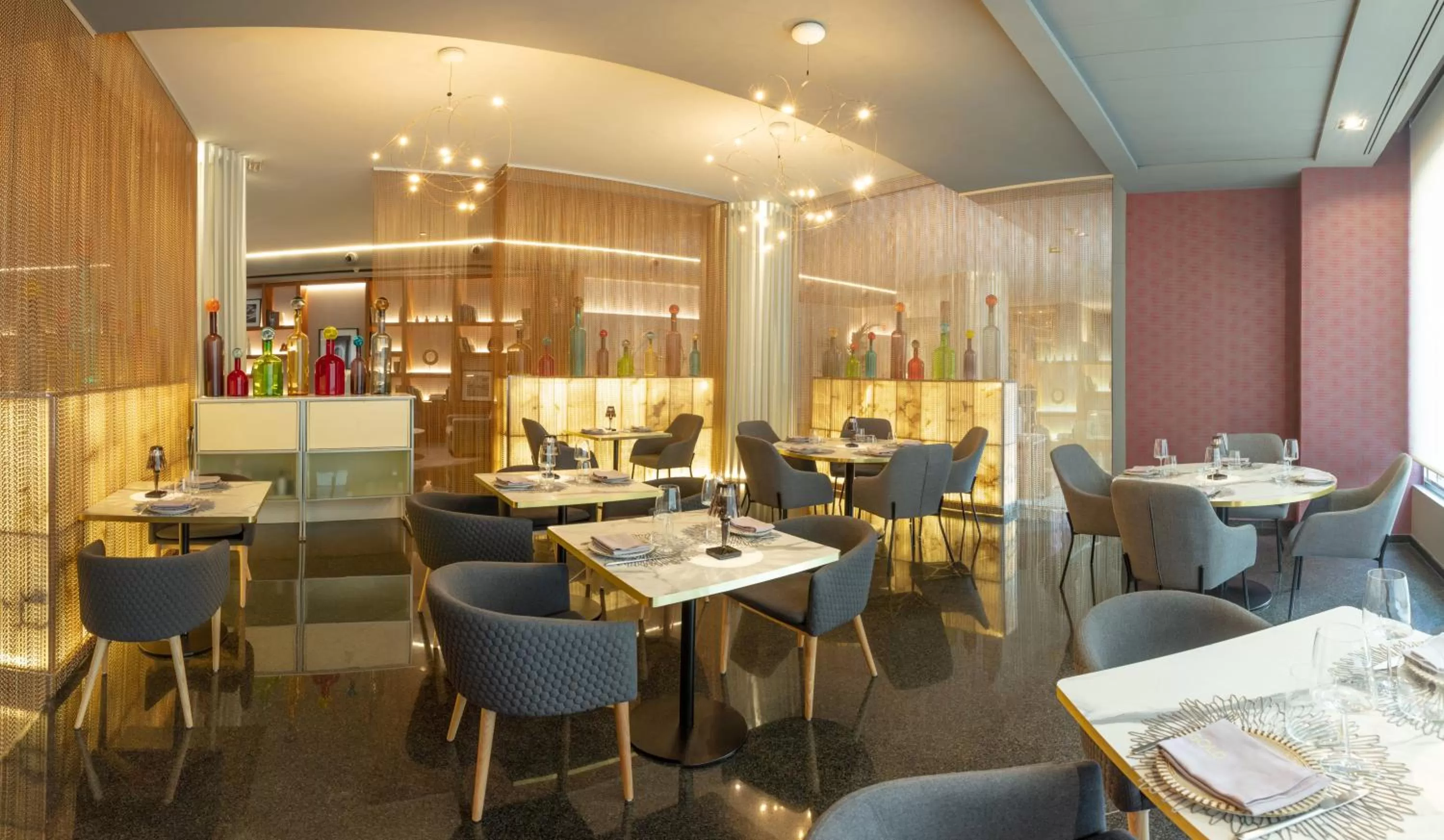 Restaurant/places to eat in SH Valencia Palace