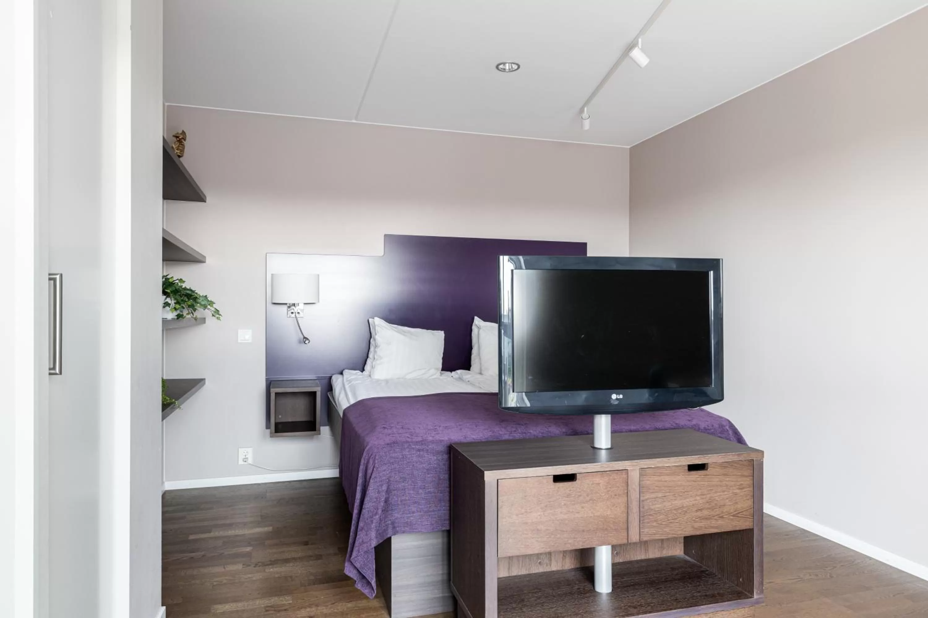 Bedroom, Bed in Finn Apartments