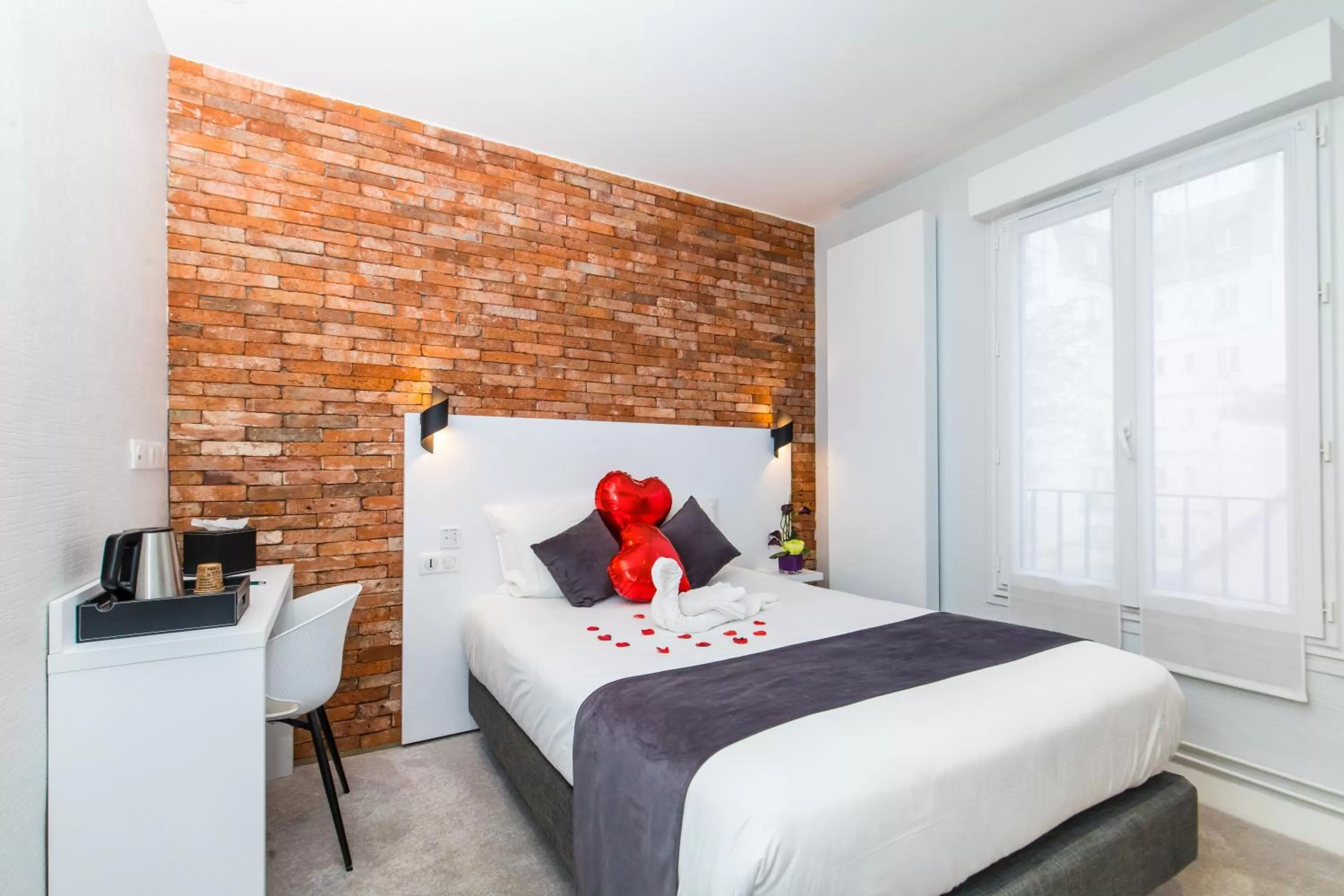 Bed in HOTEL DE PARIS MONTPARNASSE