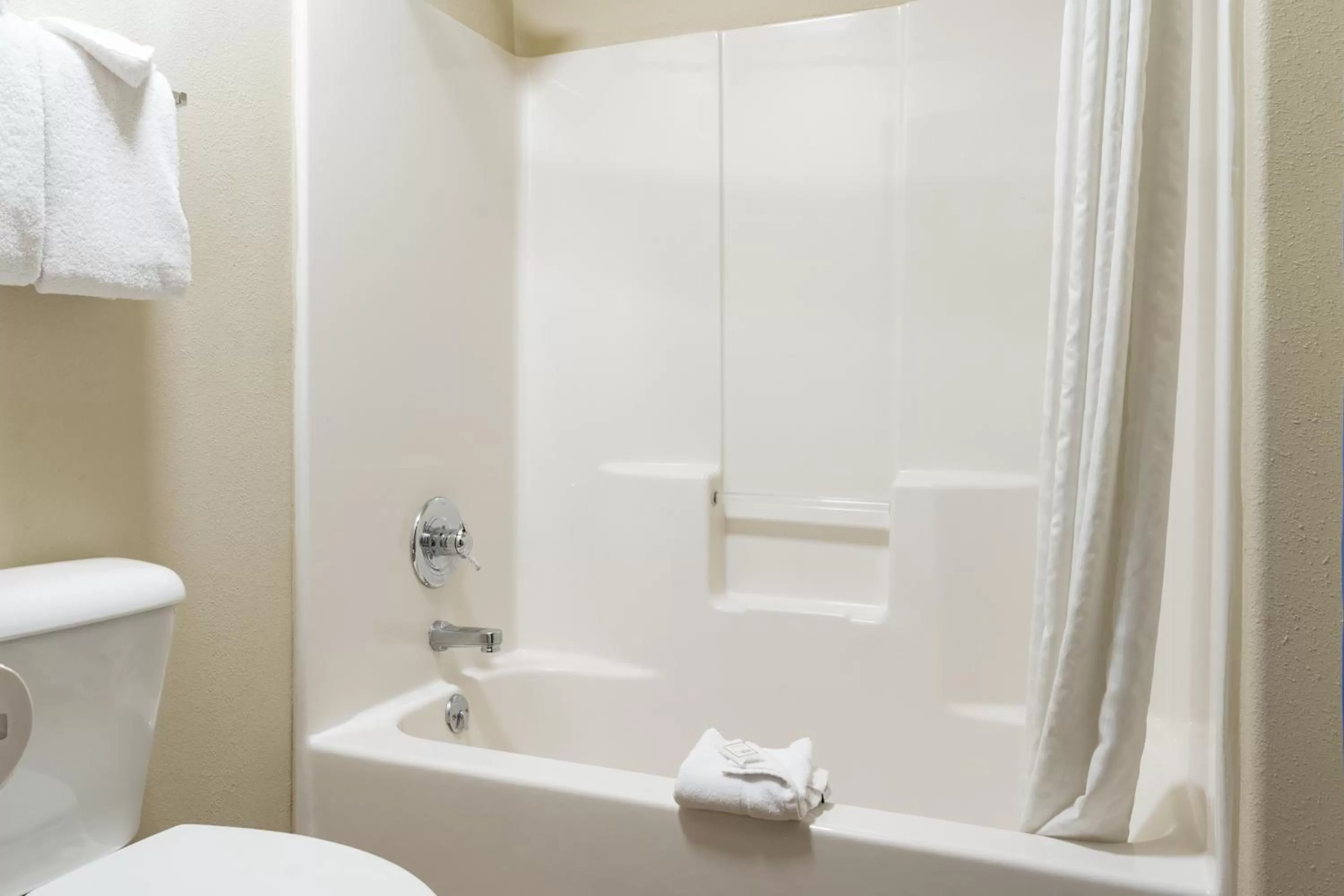 Bath in Pinedale Hotel & Suites
