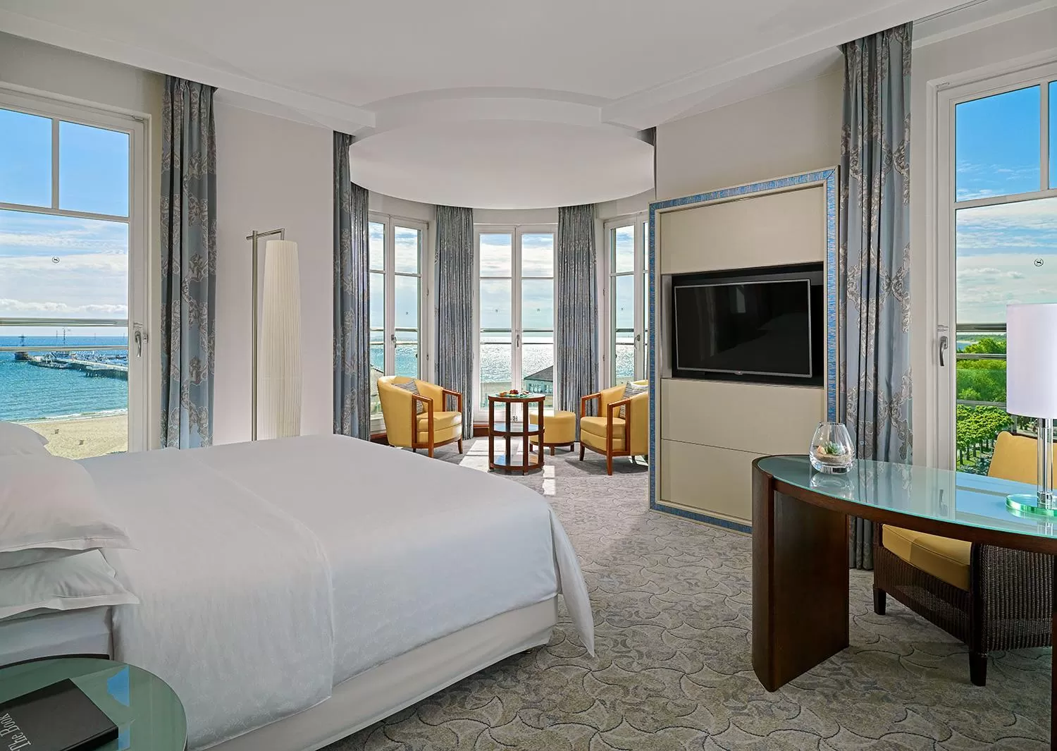 Sea view, Bed in Sheraton Sopot Hotel