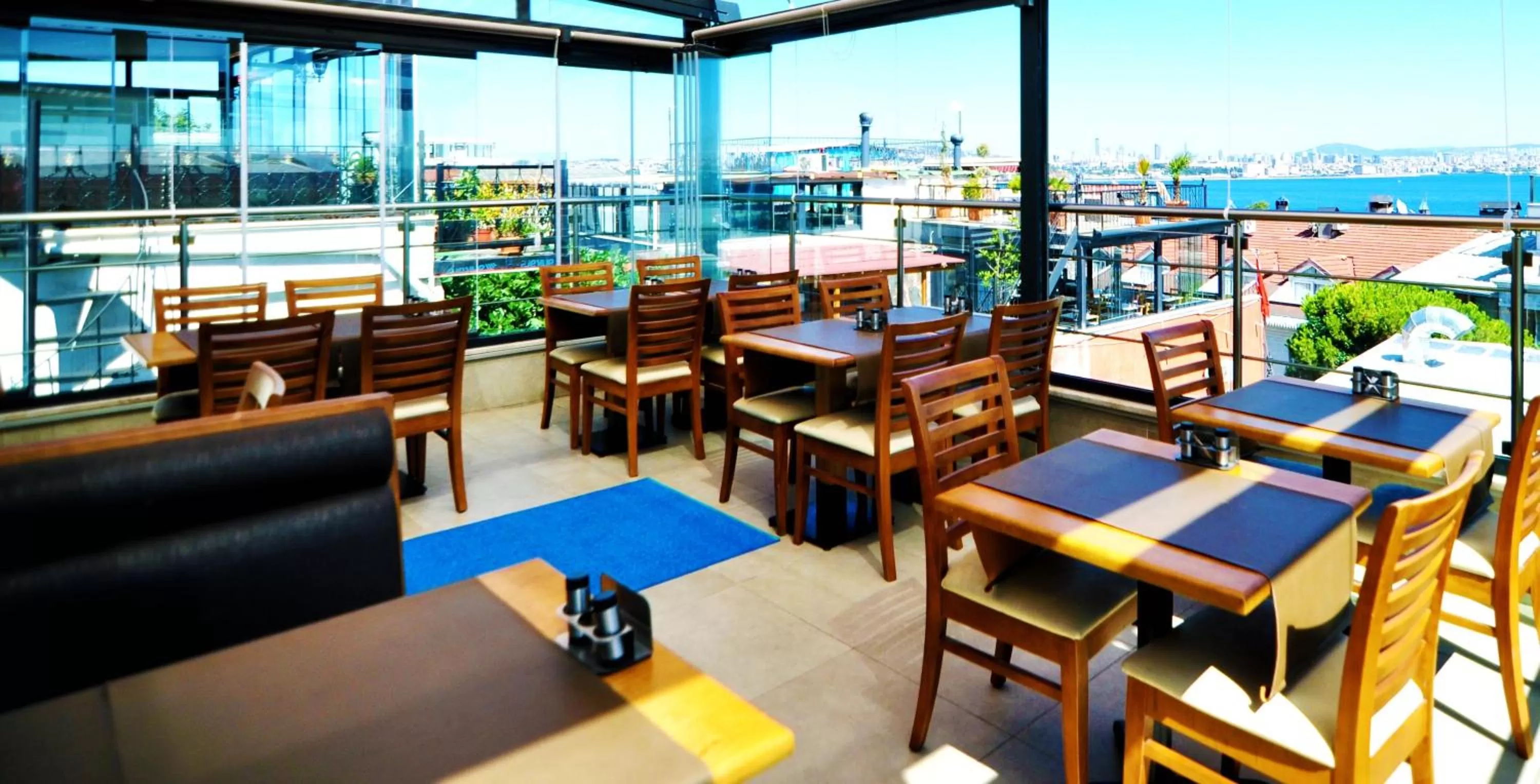 Restaurant/places to eat in Seraglio Hotel & Suites