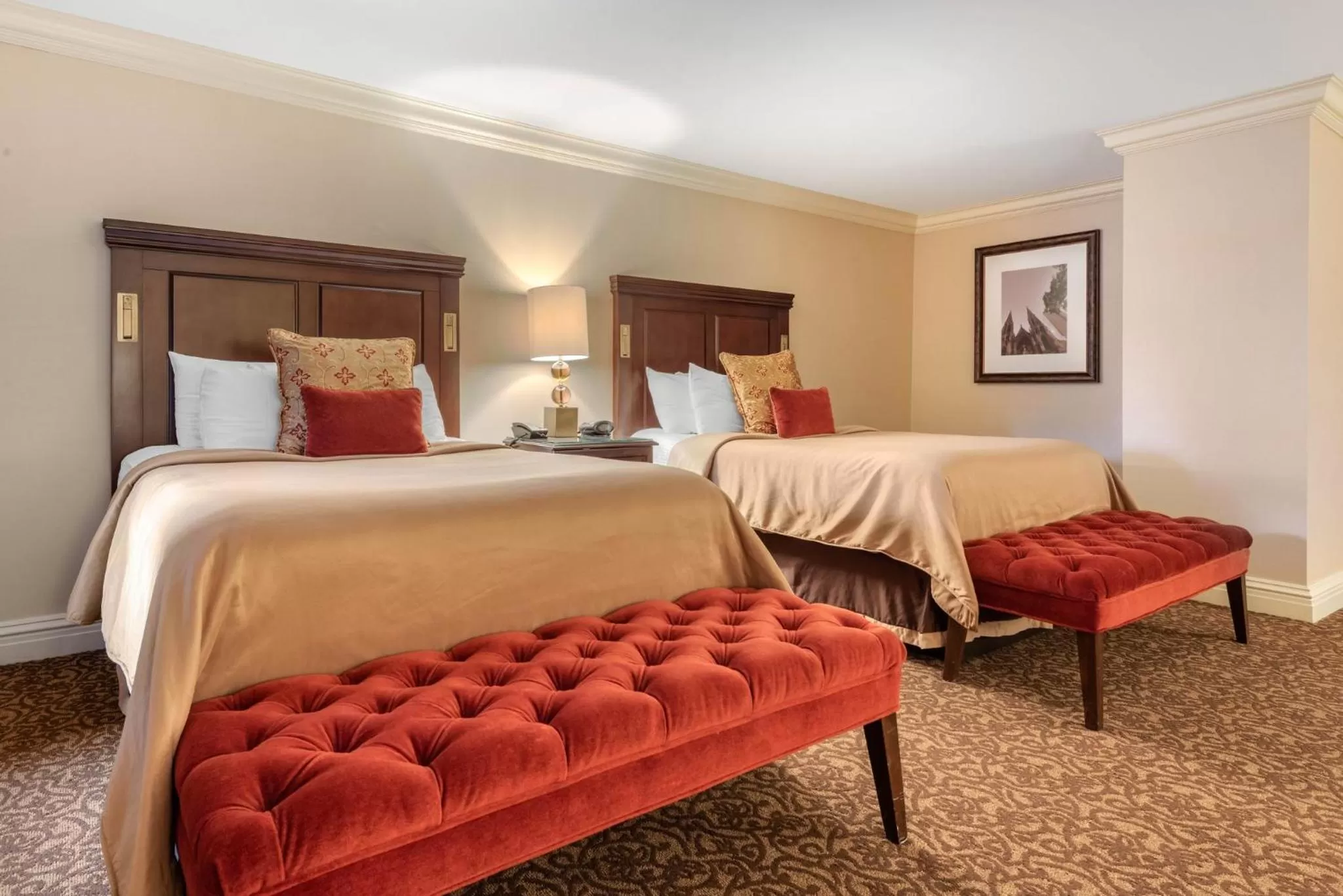 Photo of the whole room, Bed in Omni William Penn Hotel