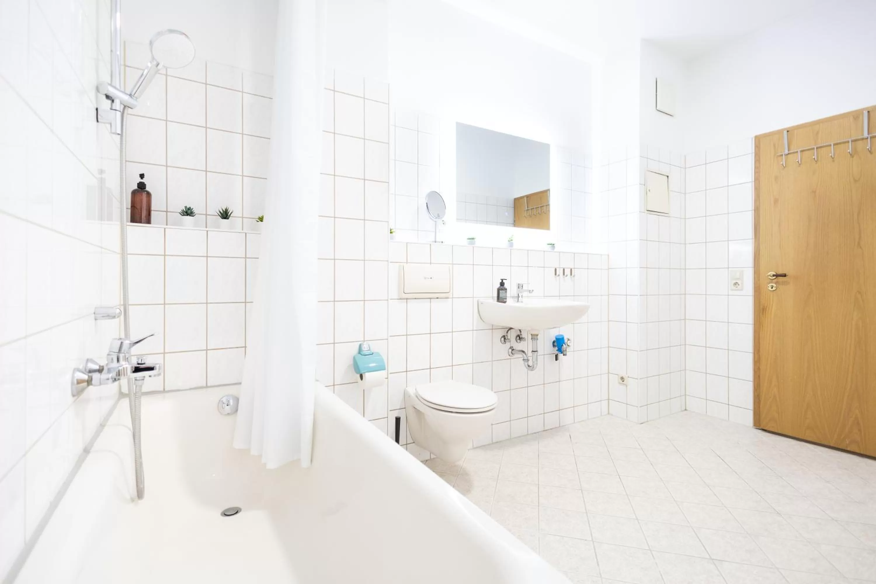 Shower, Bathroom in Ko-Living Space an der Oper - Street Art Design Apartments