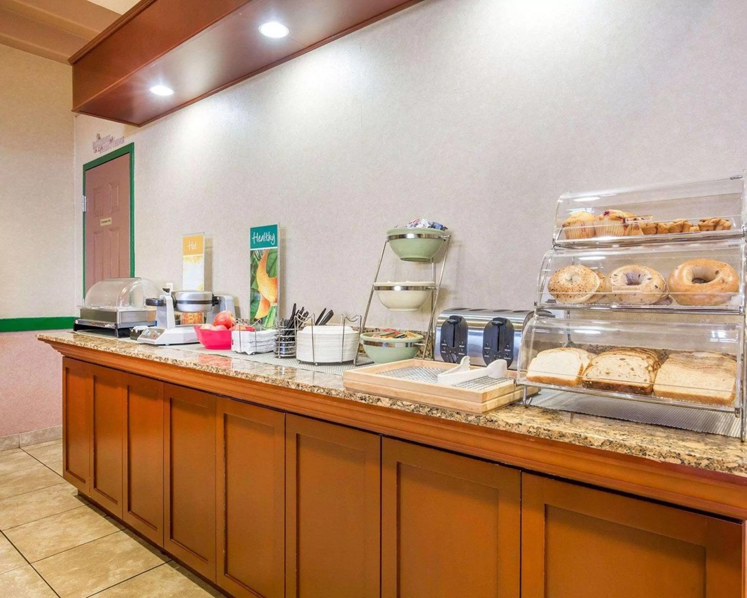 Restaurant/places to eat in Quality Inn & Suites