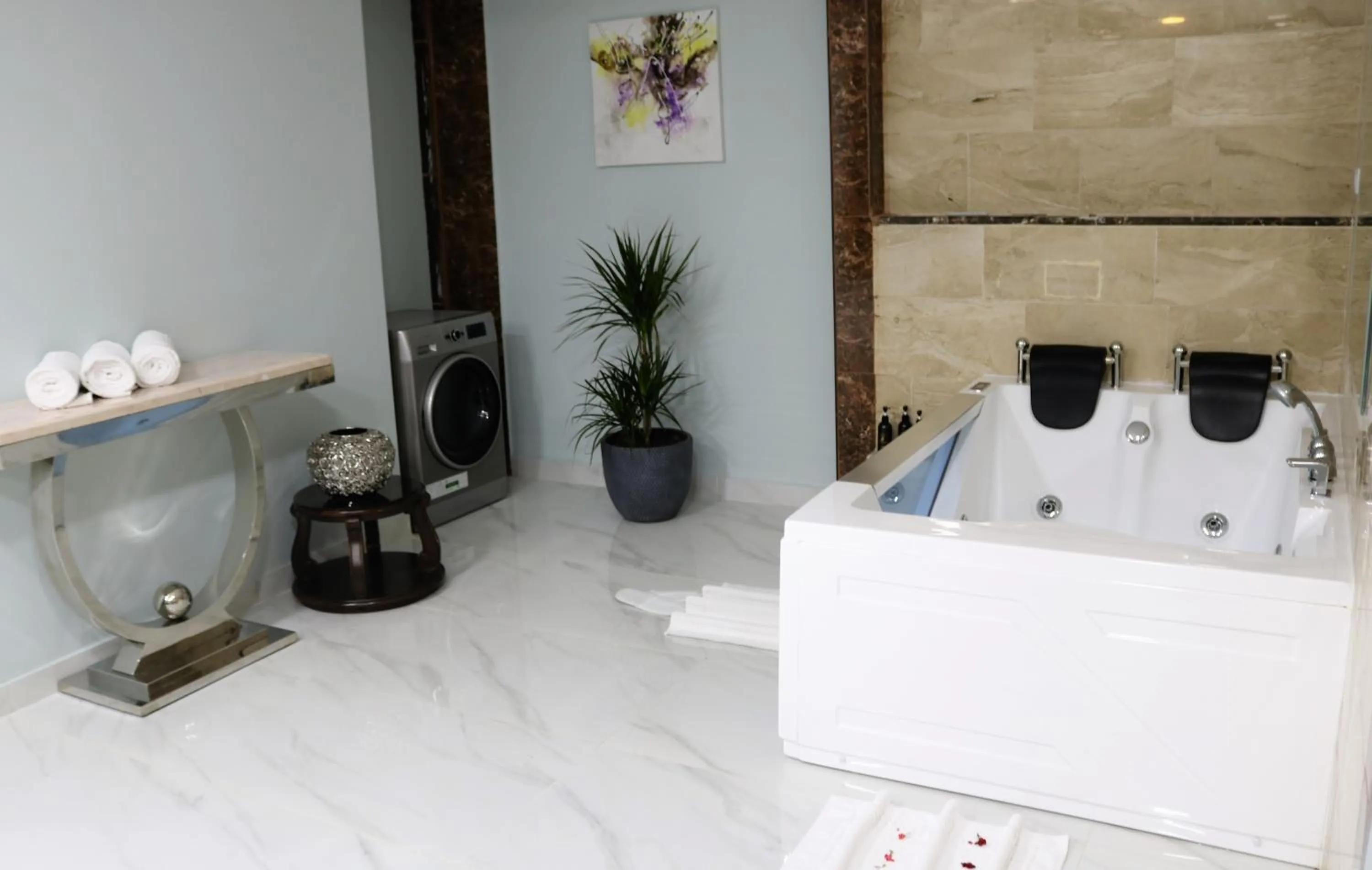 Hot Tub in Olive Tree Amman