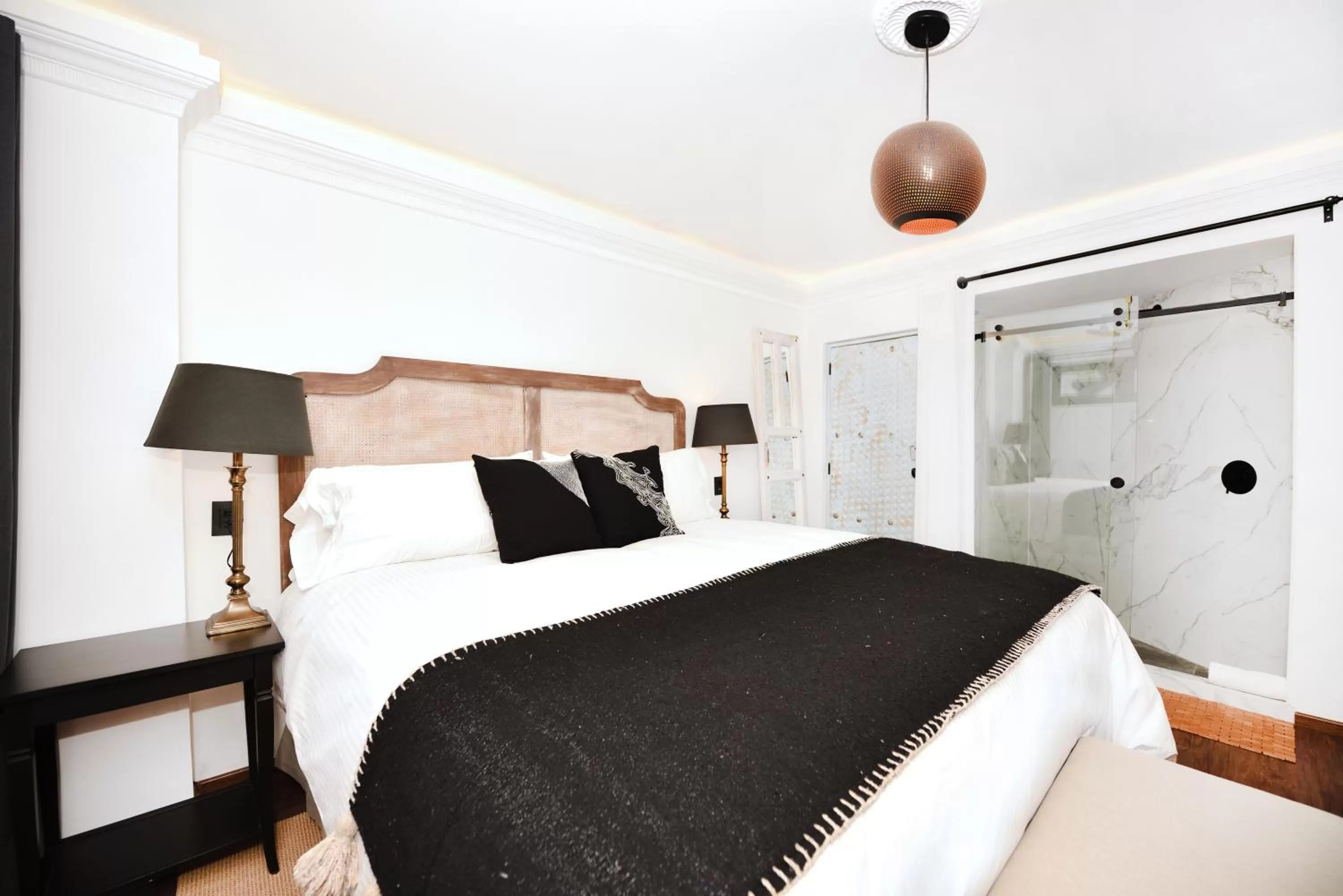 Shower, Bed in Orchid House Mexico City