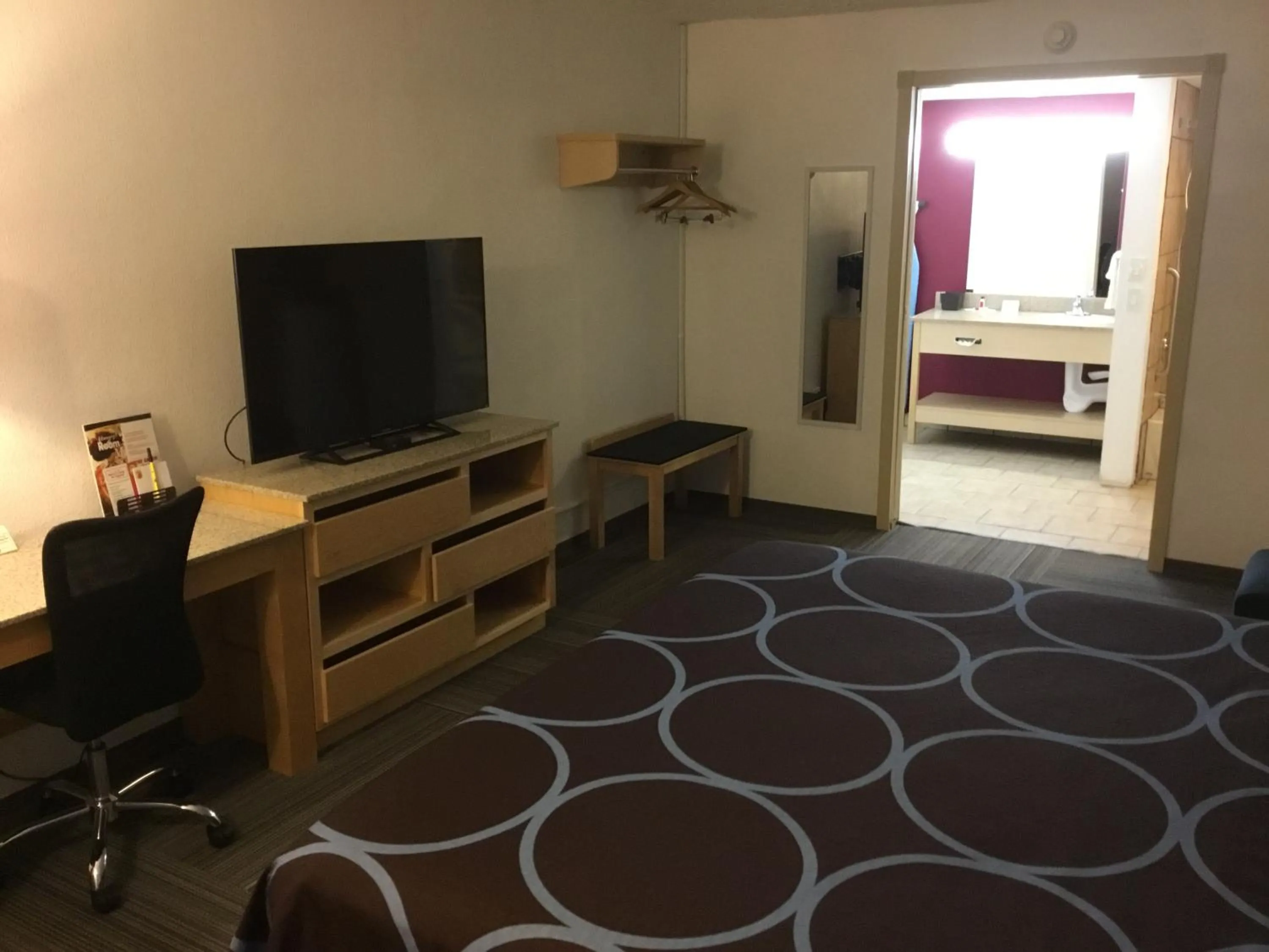 TV and multimedia in Super 8 by Wyndham City of Moore