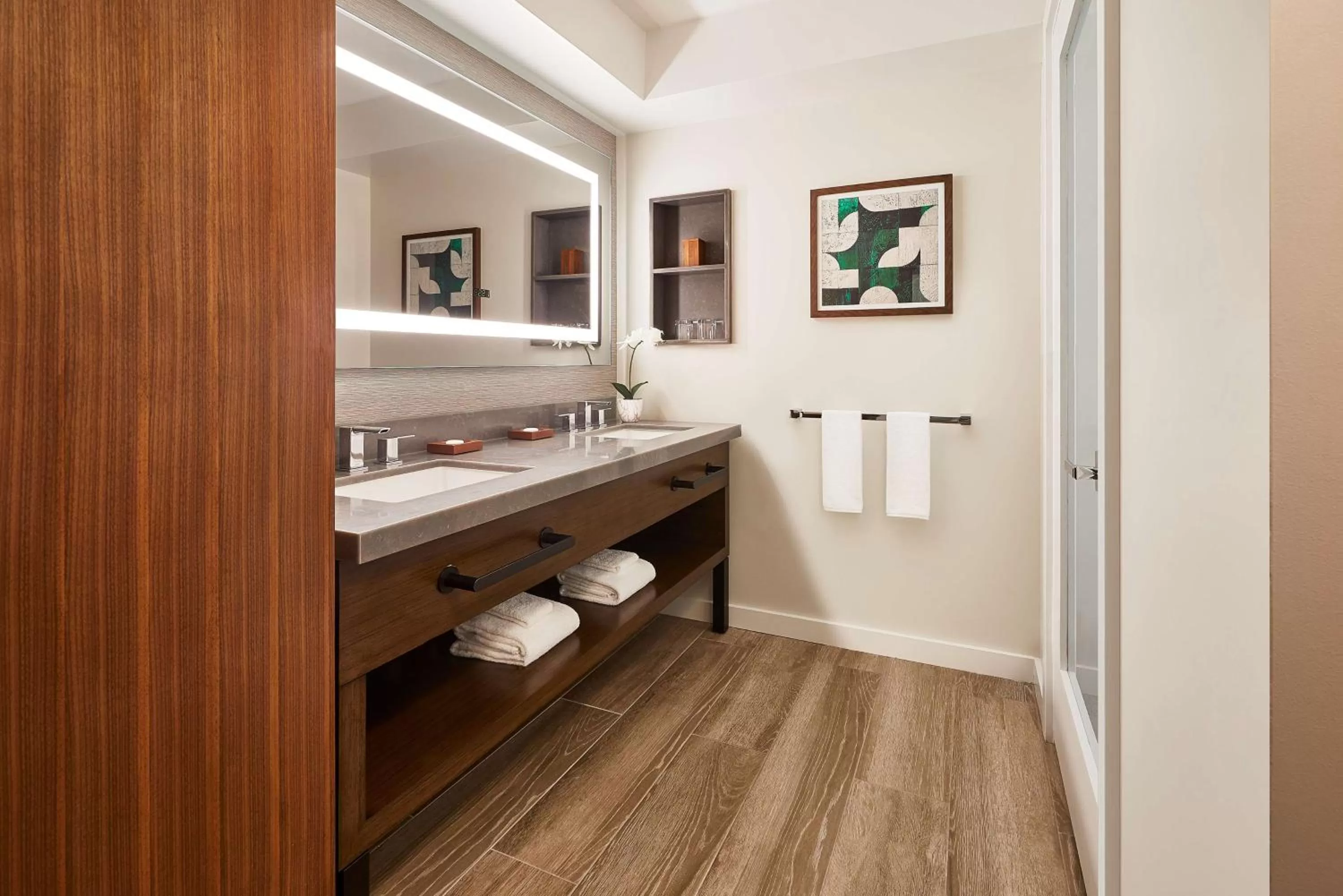 Bathroom, Bed in Hyatt Regency Maui Resort & Spa