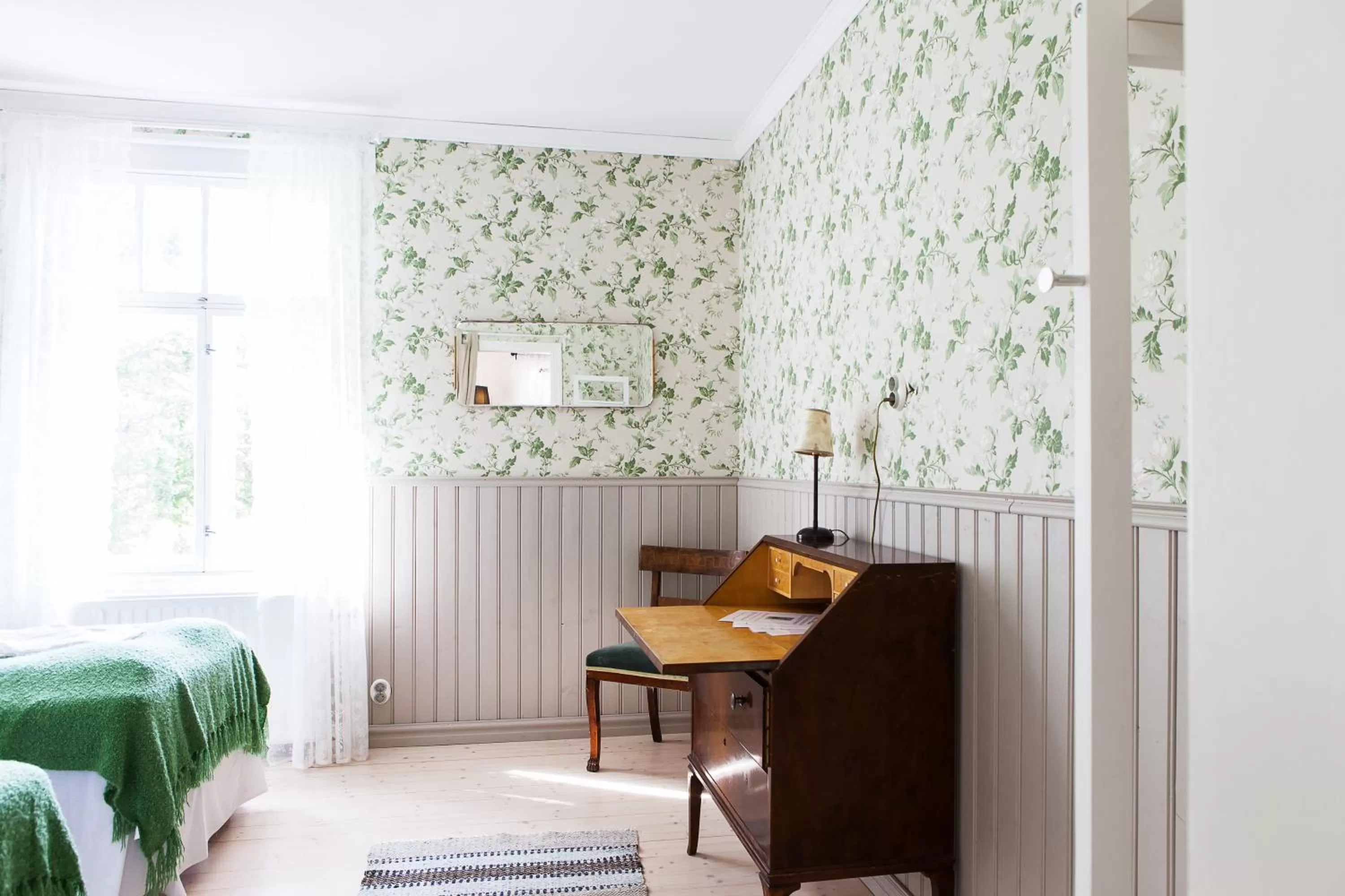 Bed, Seating Area in Amalia