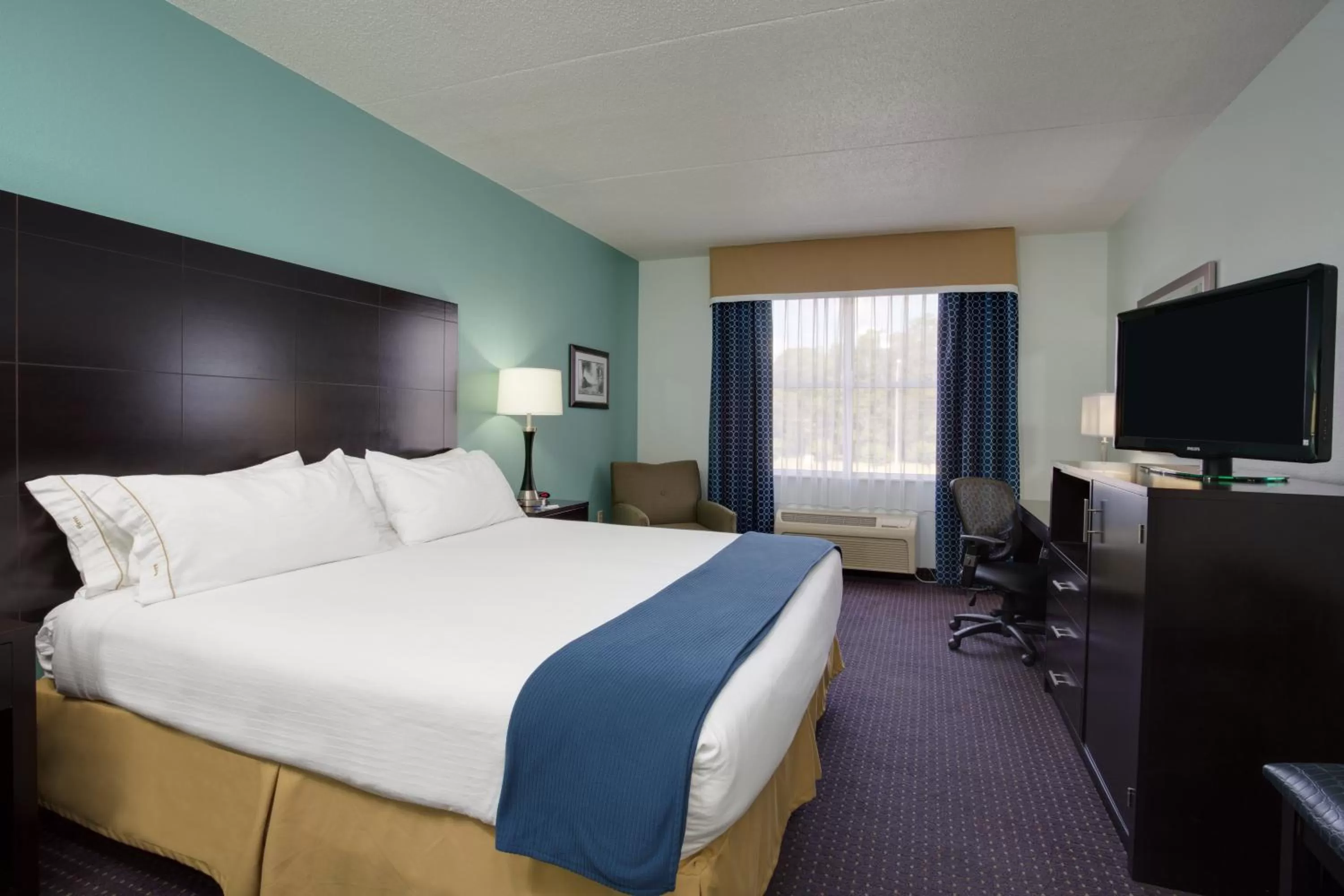 Photo of the whole room, Bed in Holiday Inn Express & Suites Plant City by IHG