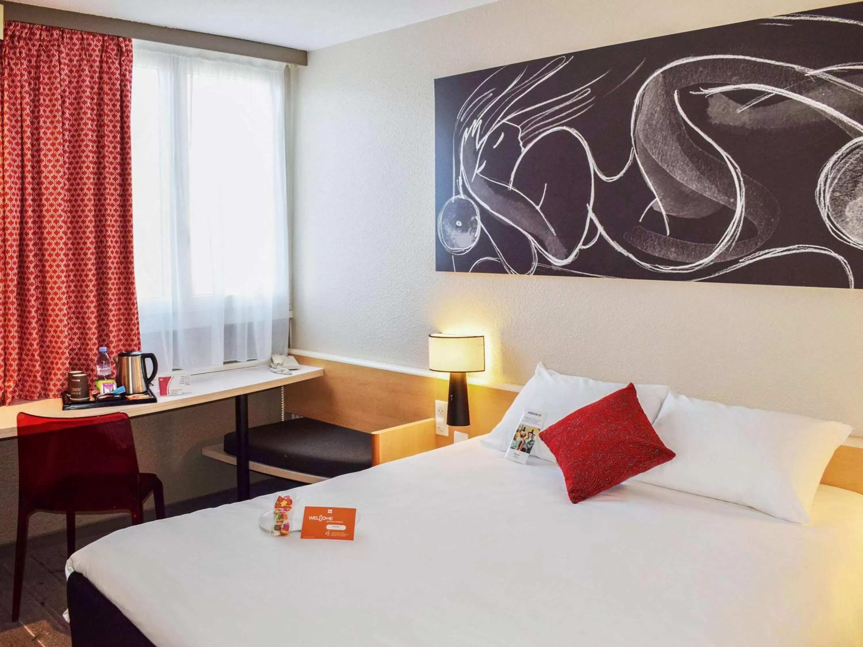 Photo of the whole room, Bed in ibis Tours Nord