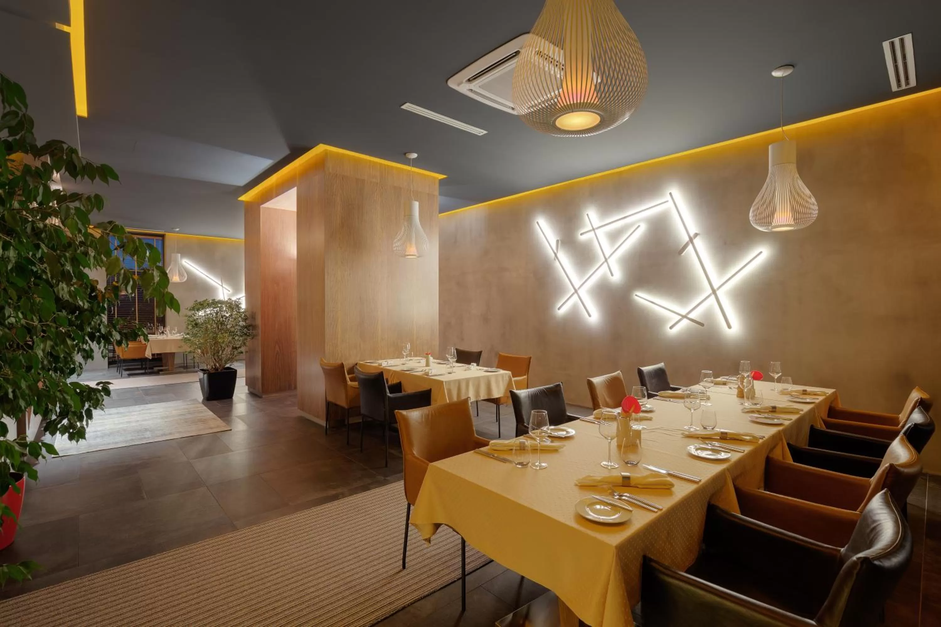 Restaurant/places to eat in Emerald Hotel