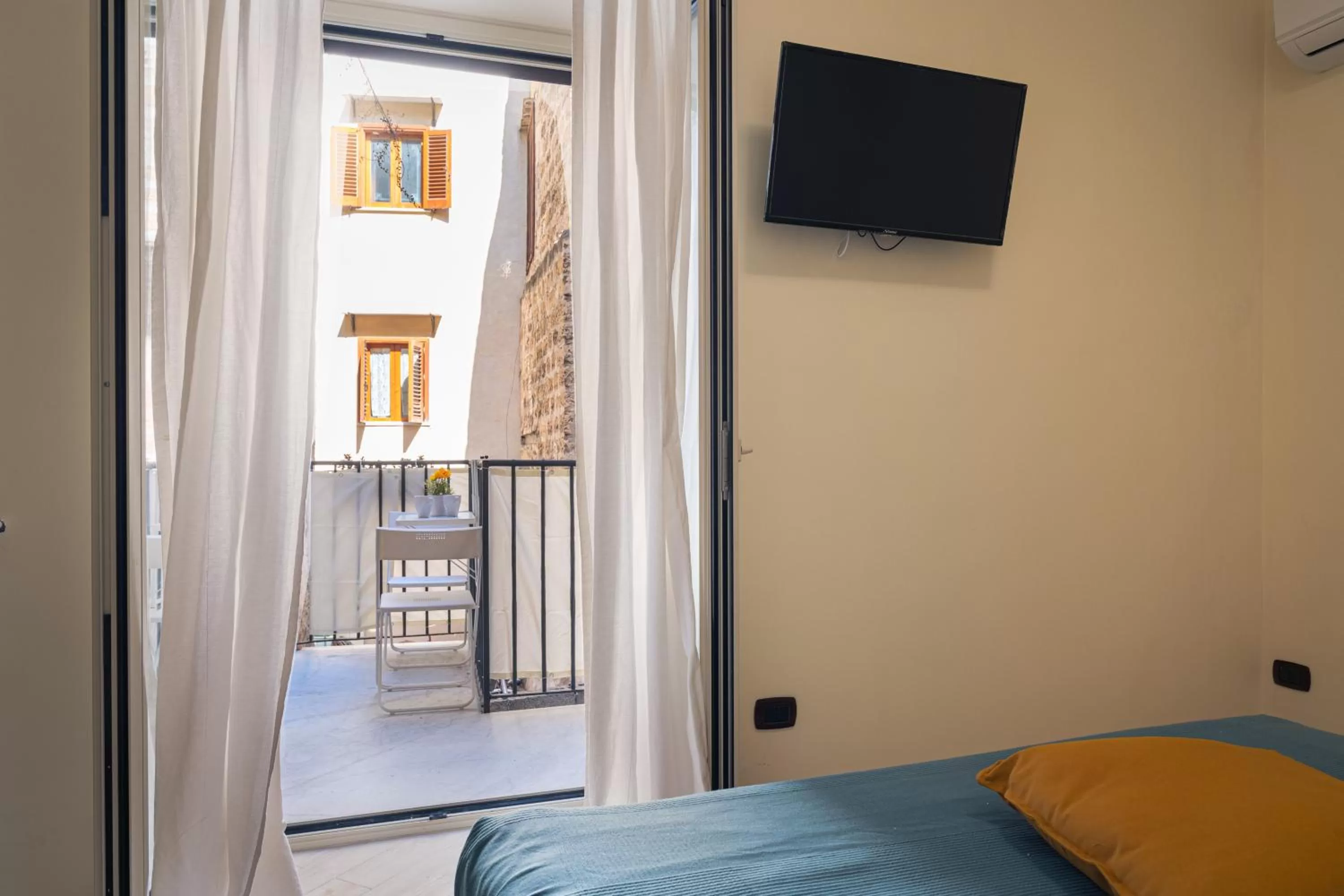Bed in Open Sicily Residence - Central Apartments Near Quattro Canti