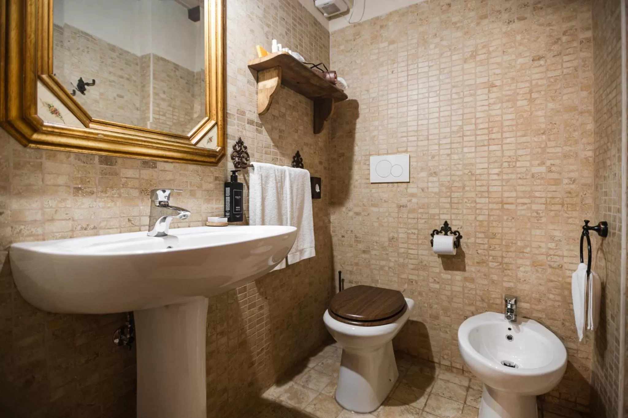 Toilet in Borgo Petroro