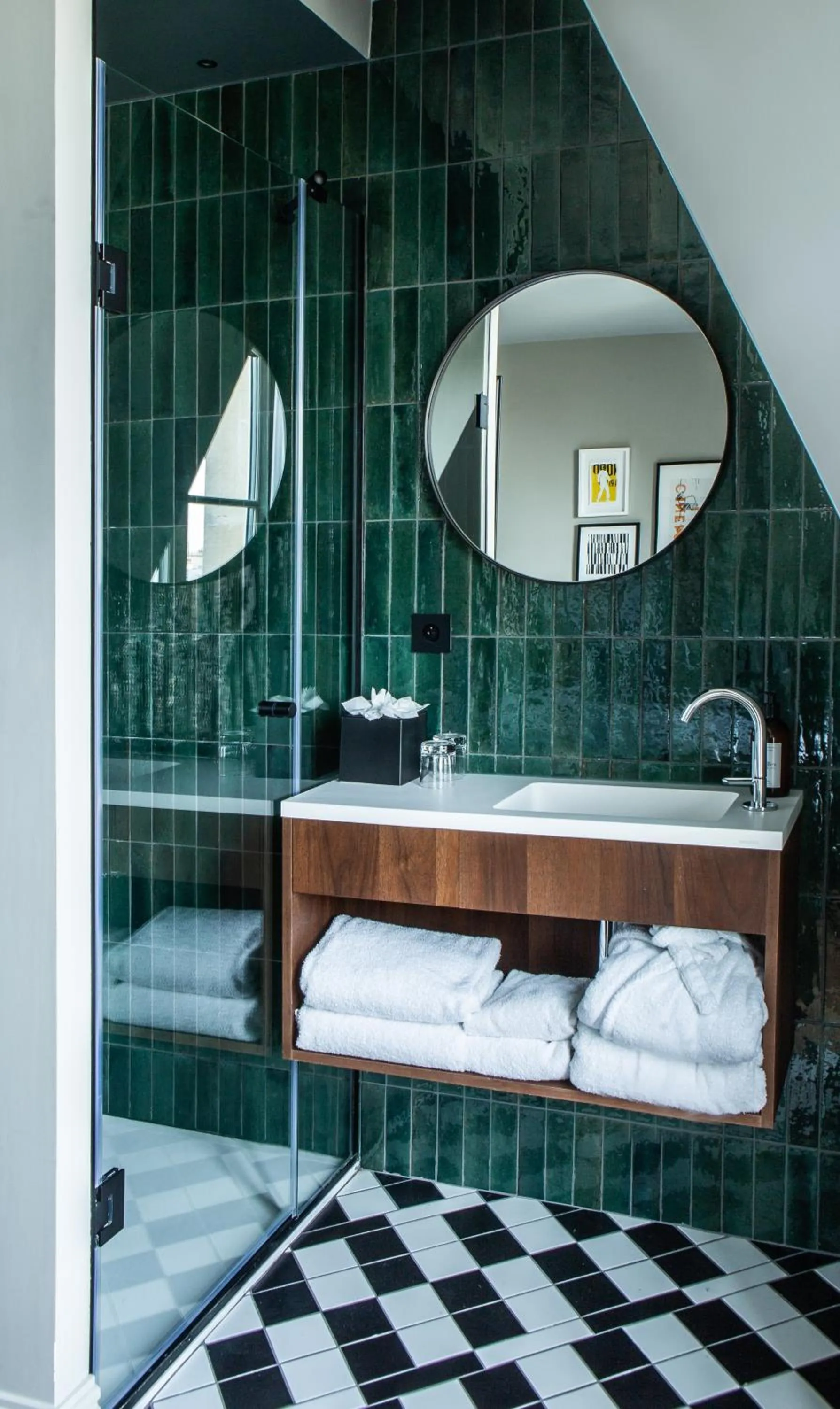 Shower in Hotel Flanelles Paris