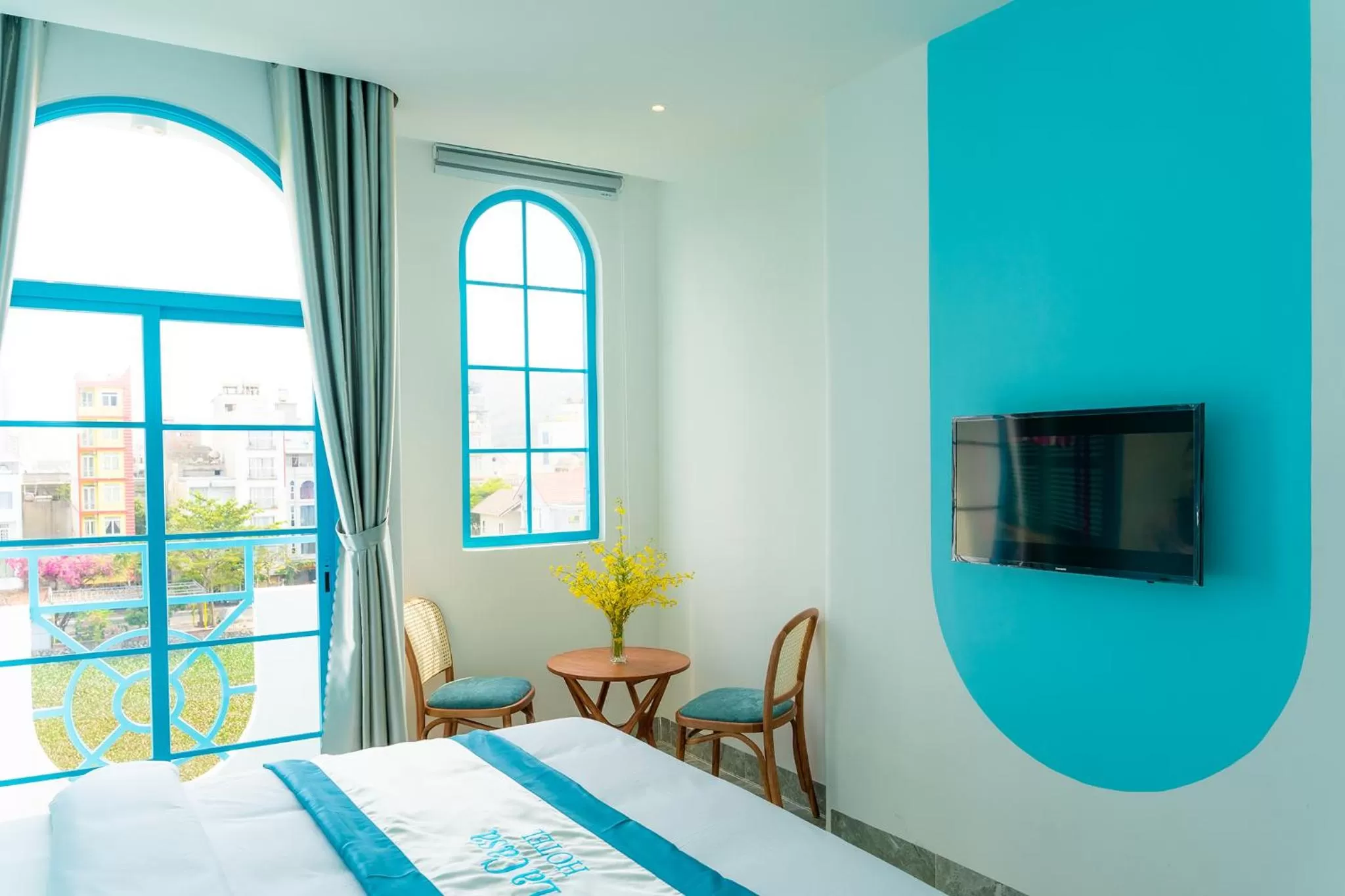 Communal lounge/ TV room, Bed in La Casa Boutique Hotel