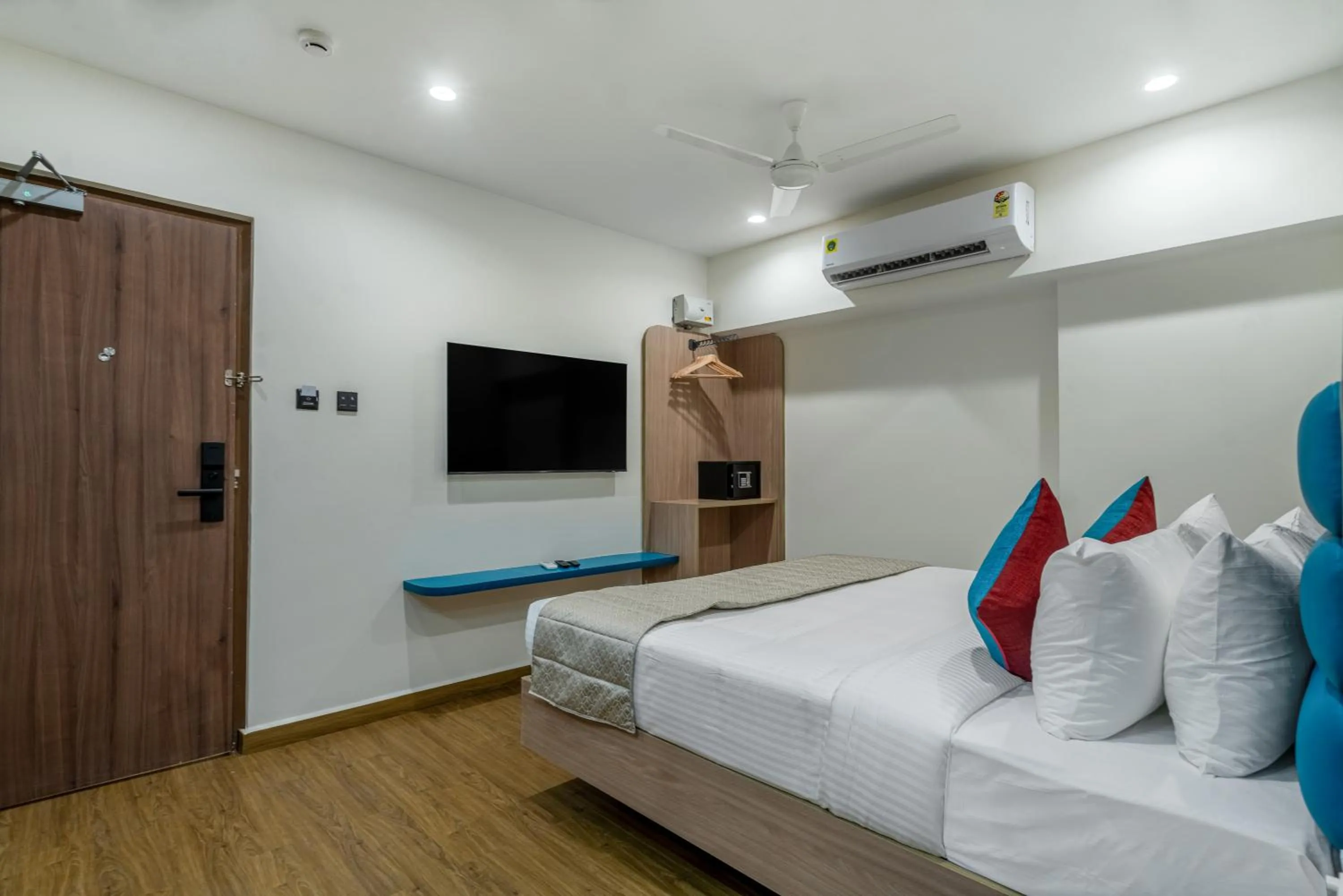 Bedroom, Bed in Viera Elite - Jubilee Hills