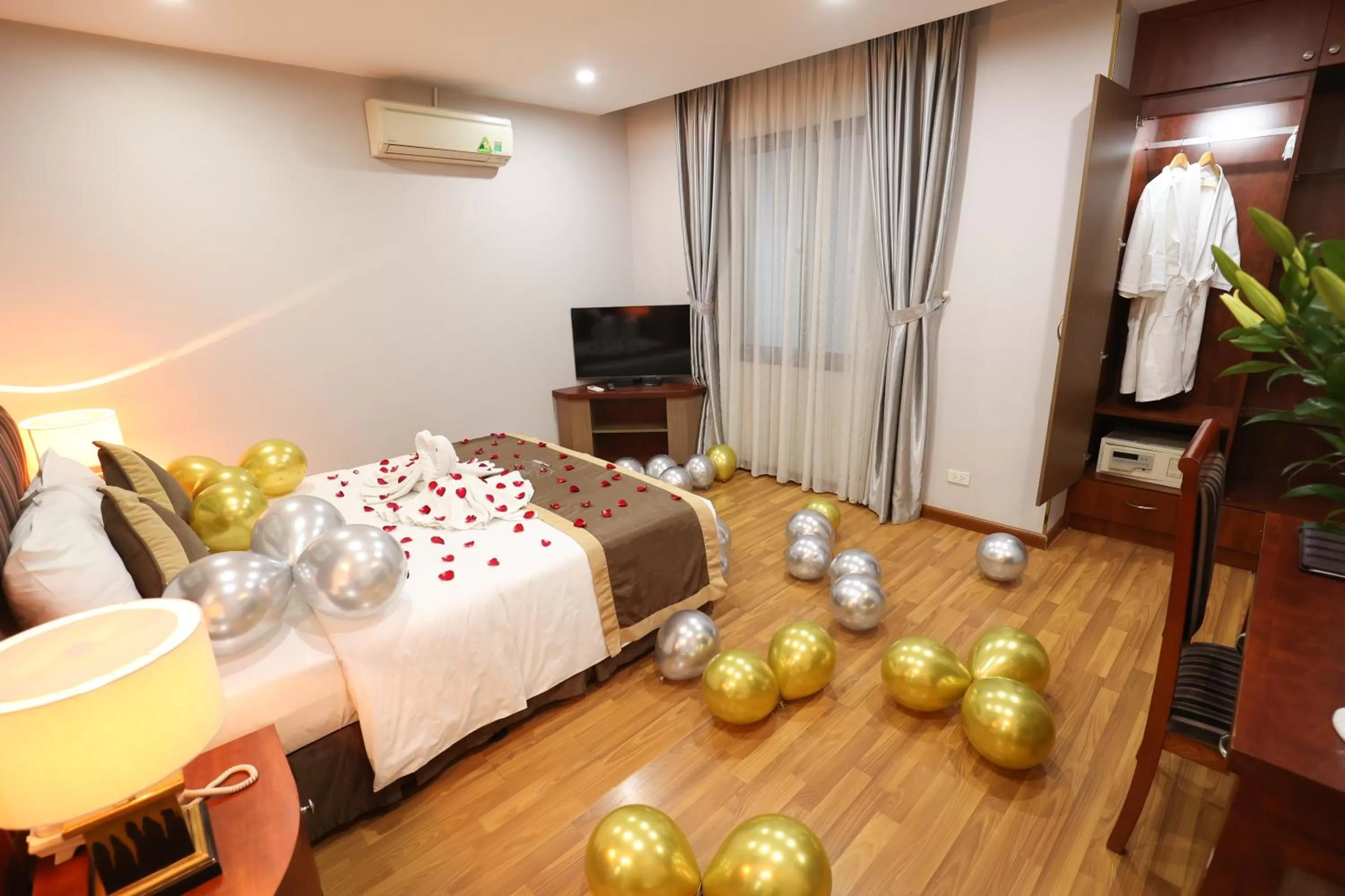 Communal lounge/ TV room, Bed in Gallant Hotel