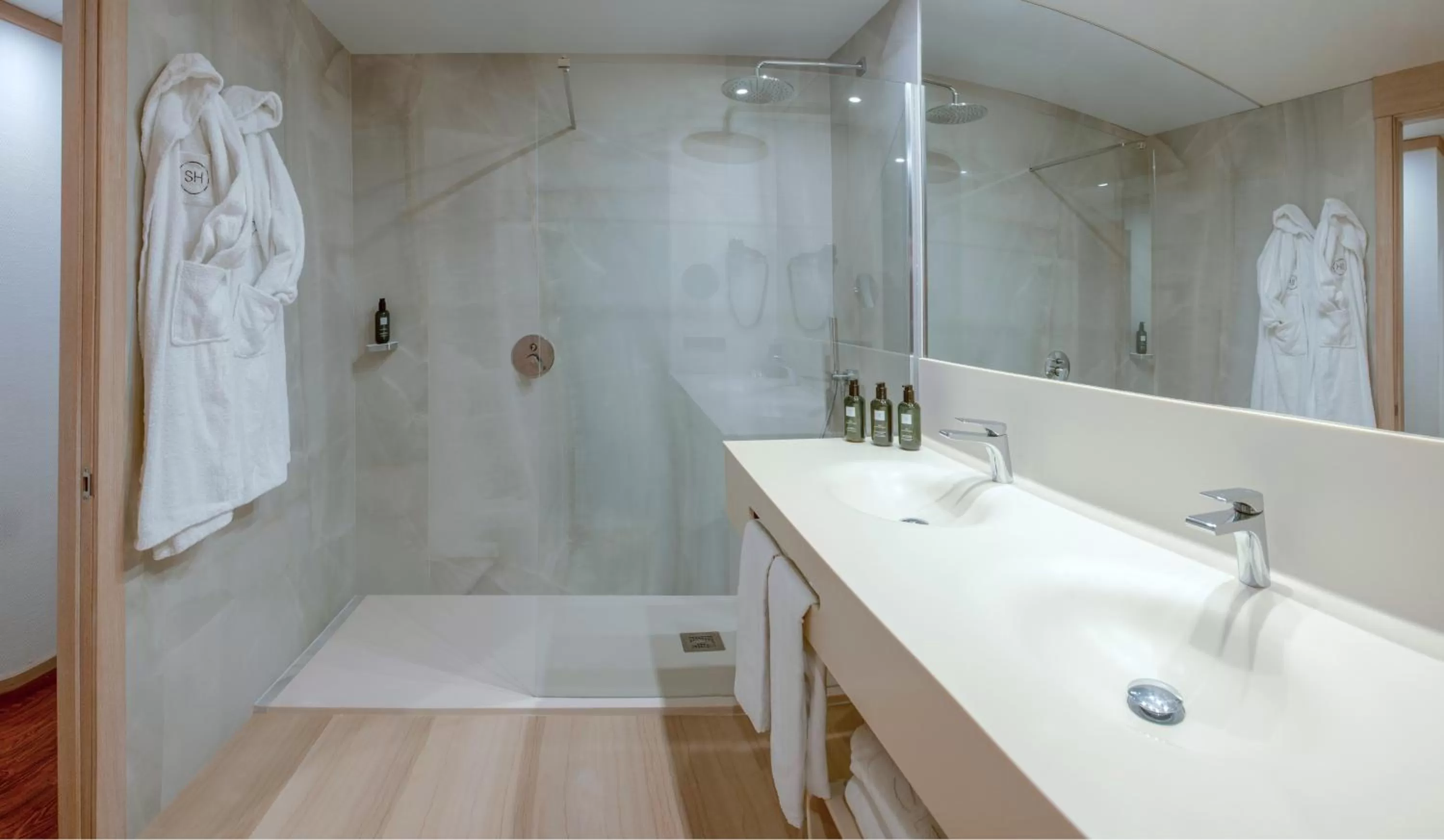 Shower in SH Valencia Palace