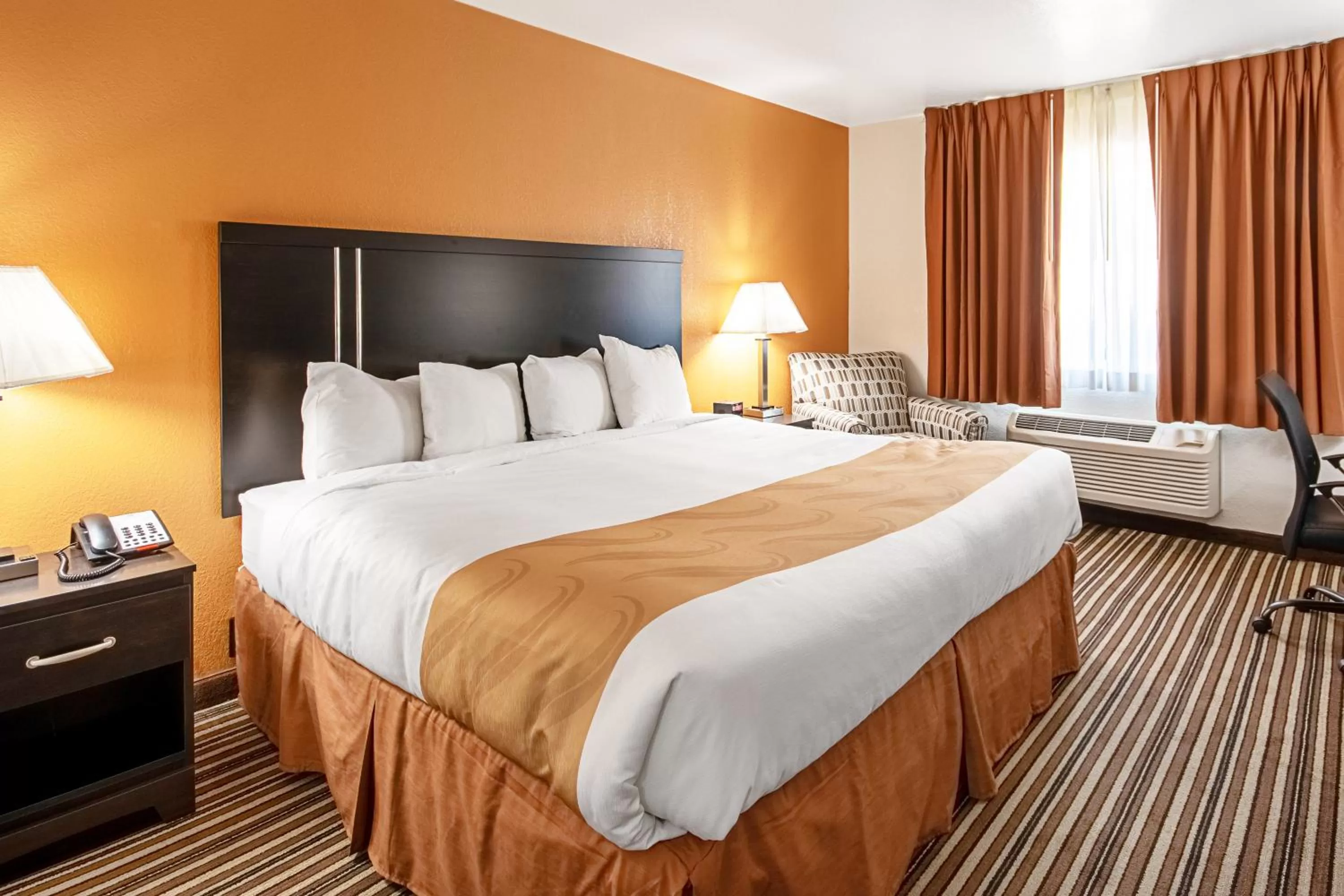 Bed in Quality Inn Dodge City