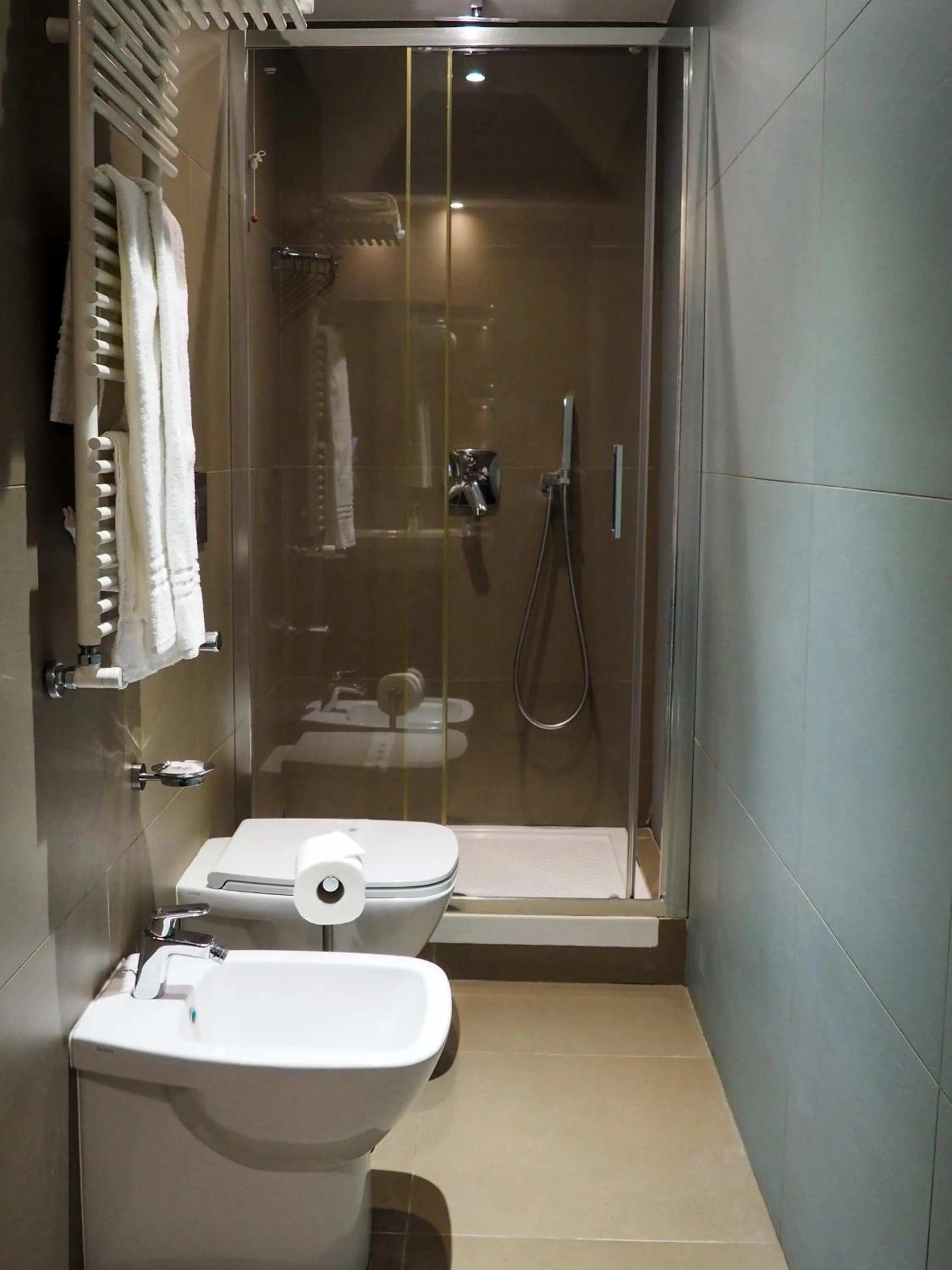 Shower in Hotel Marad