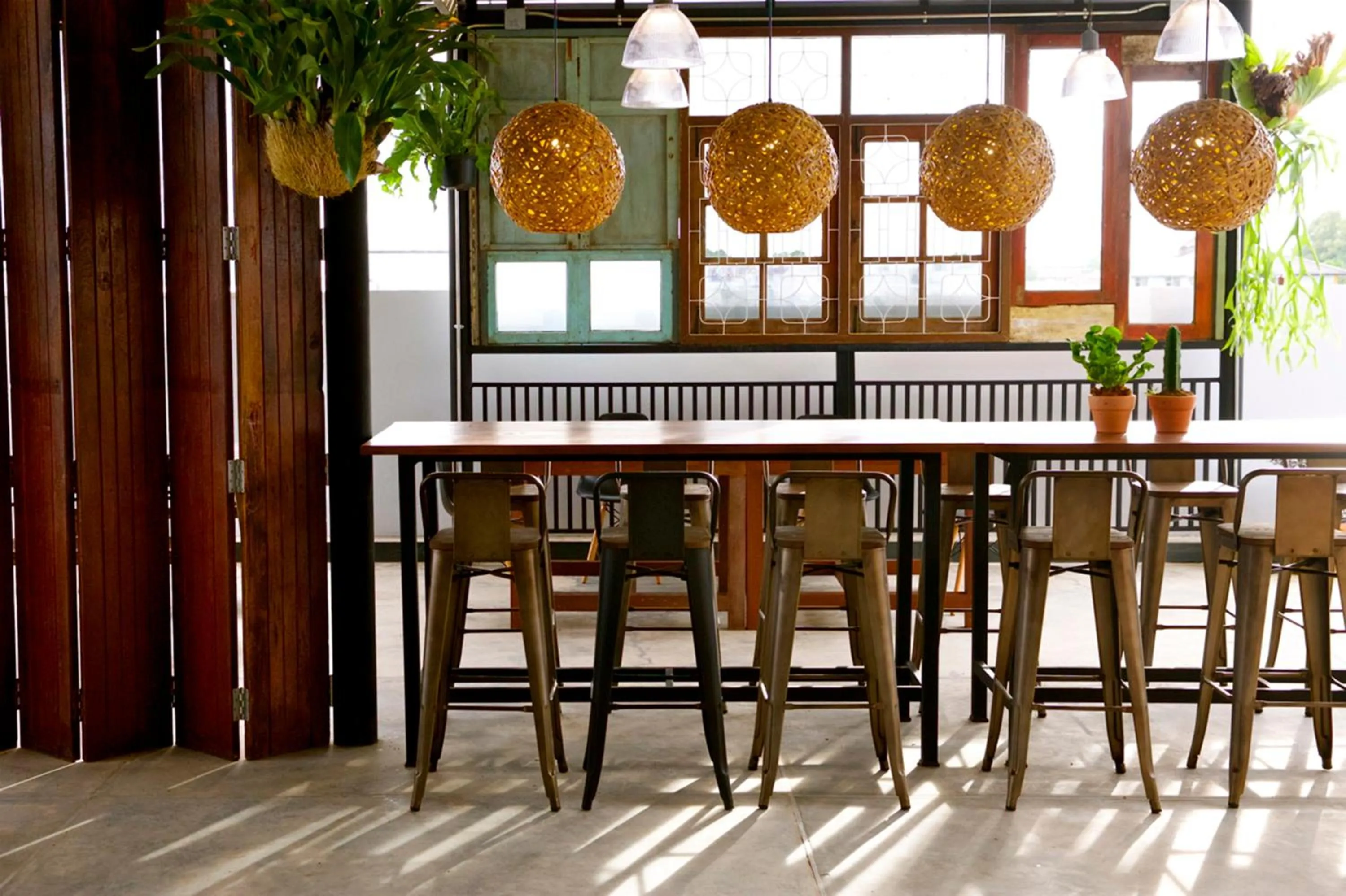 Restaurant/places to eat in The Plug Hotel