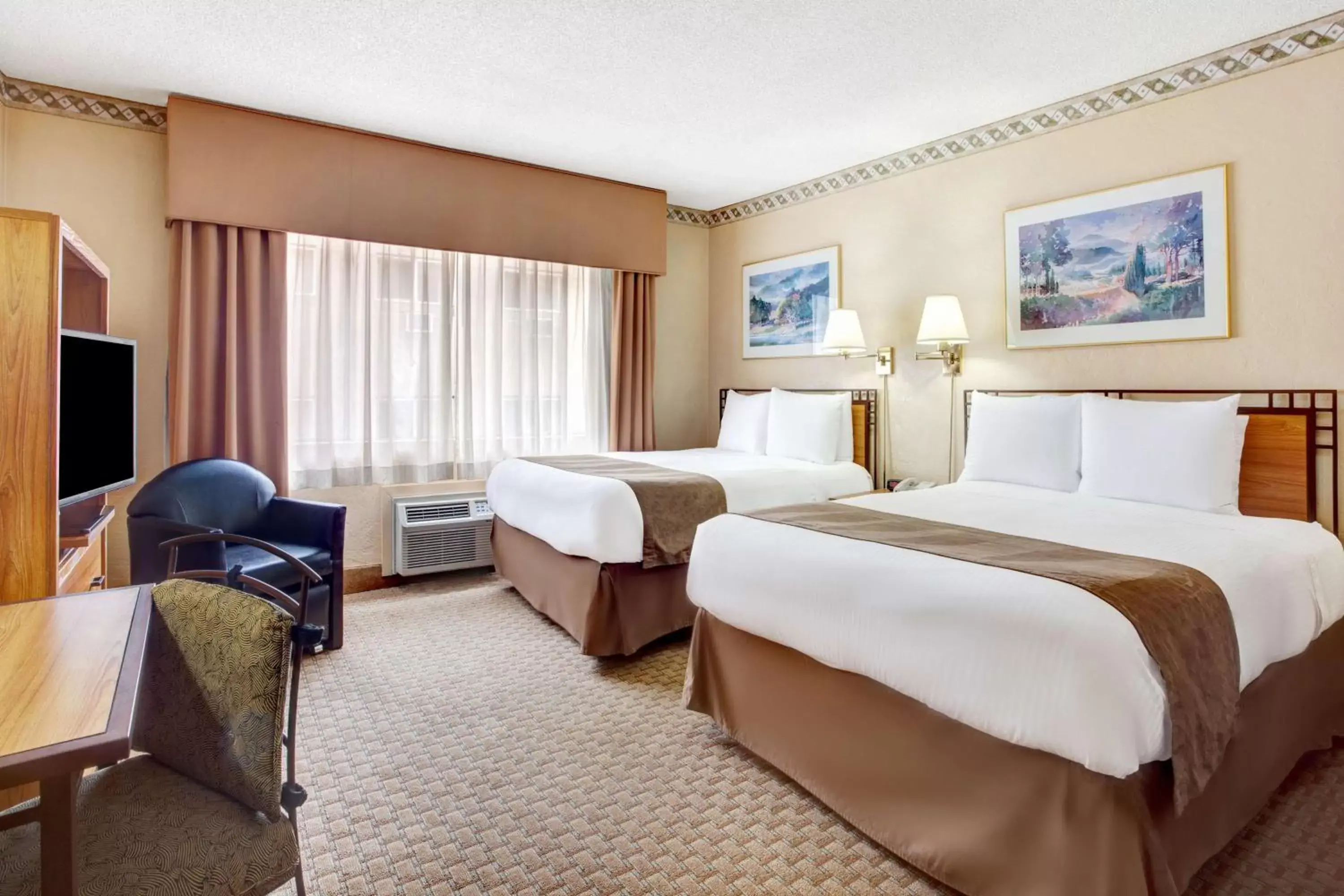 Queen Room with Two Queen Beds - Non-Smoking in Travelodge by Wyndham Seattle By The Space Needle Queen Room with Two Queen Beds - Non-Smoking in Travelodge by Wyndham Seattle By The Space Needle