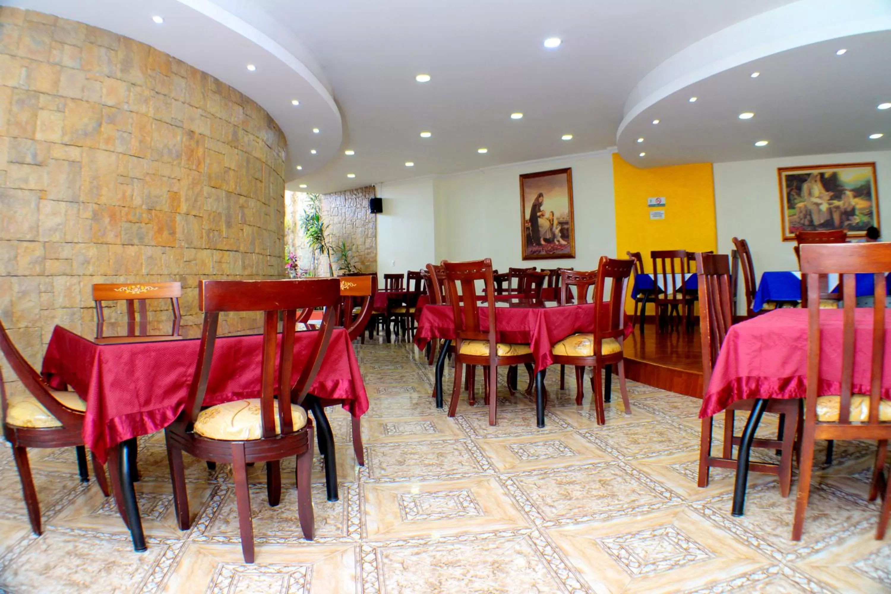 Restaurant/places to eat in Hotel Santa Isabel 2