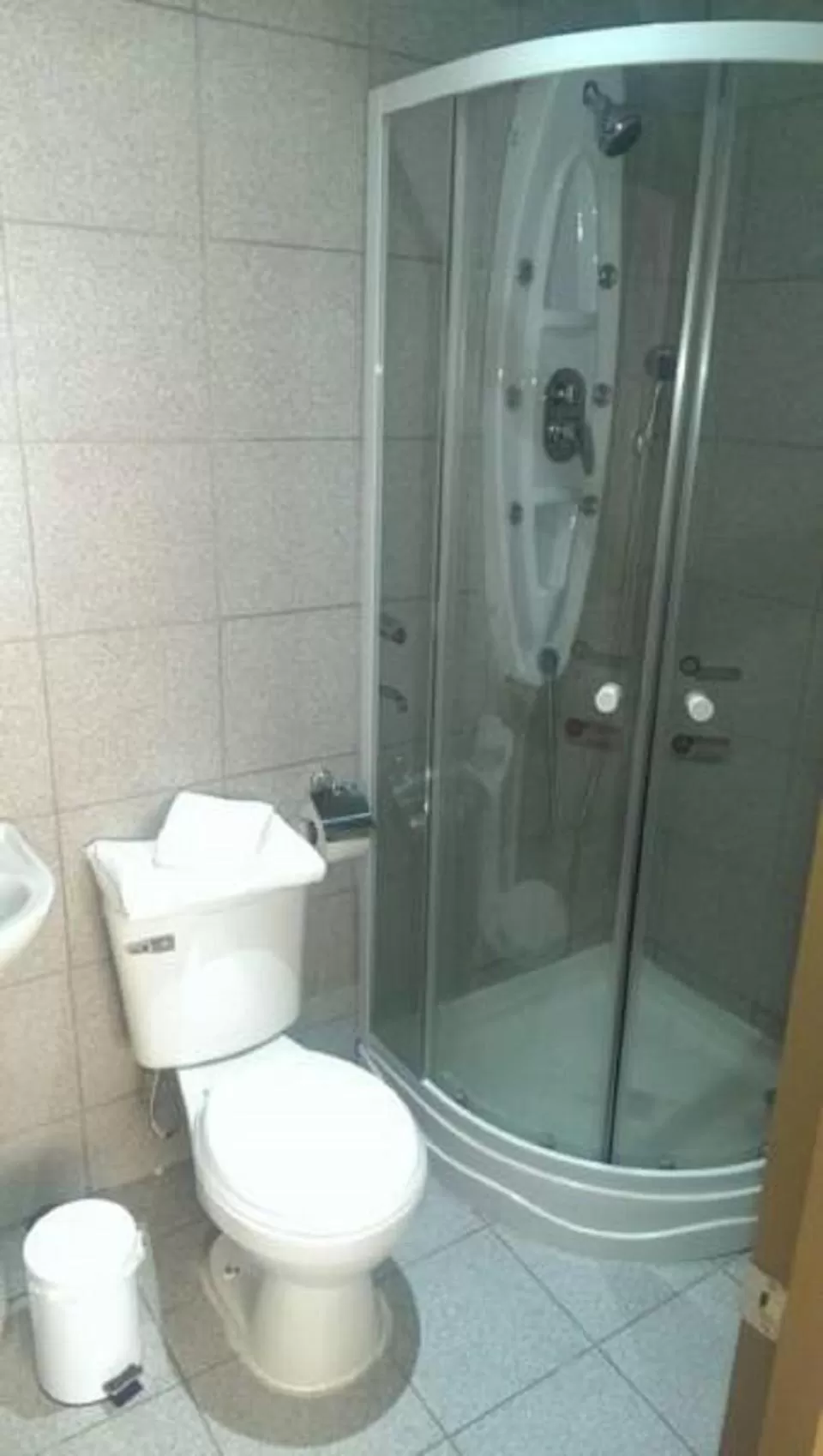 Toilet, Bathroom in Hotel con C