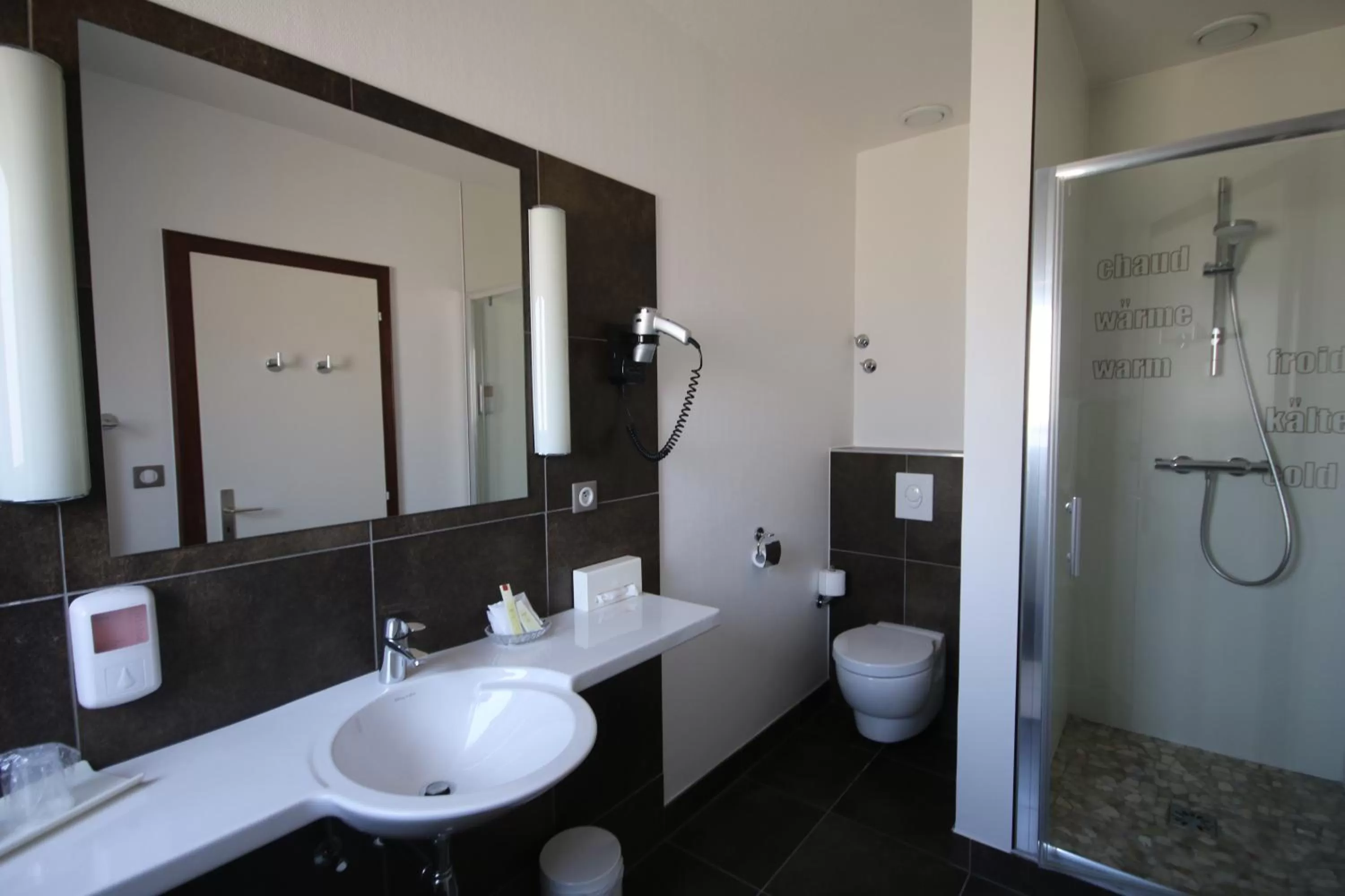 Shower in Hôtel Restaurant Vaillant Colmar Nord