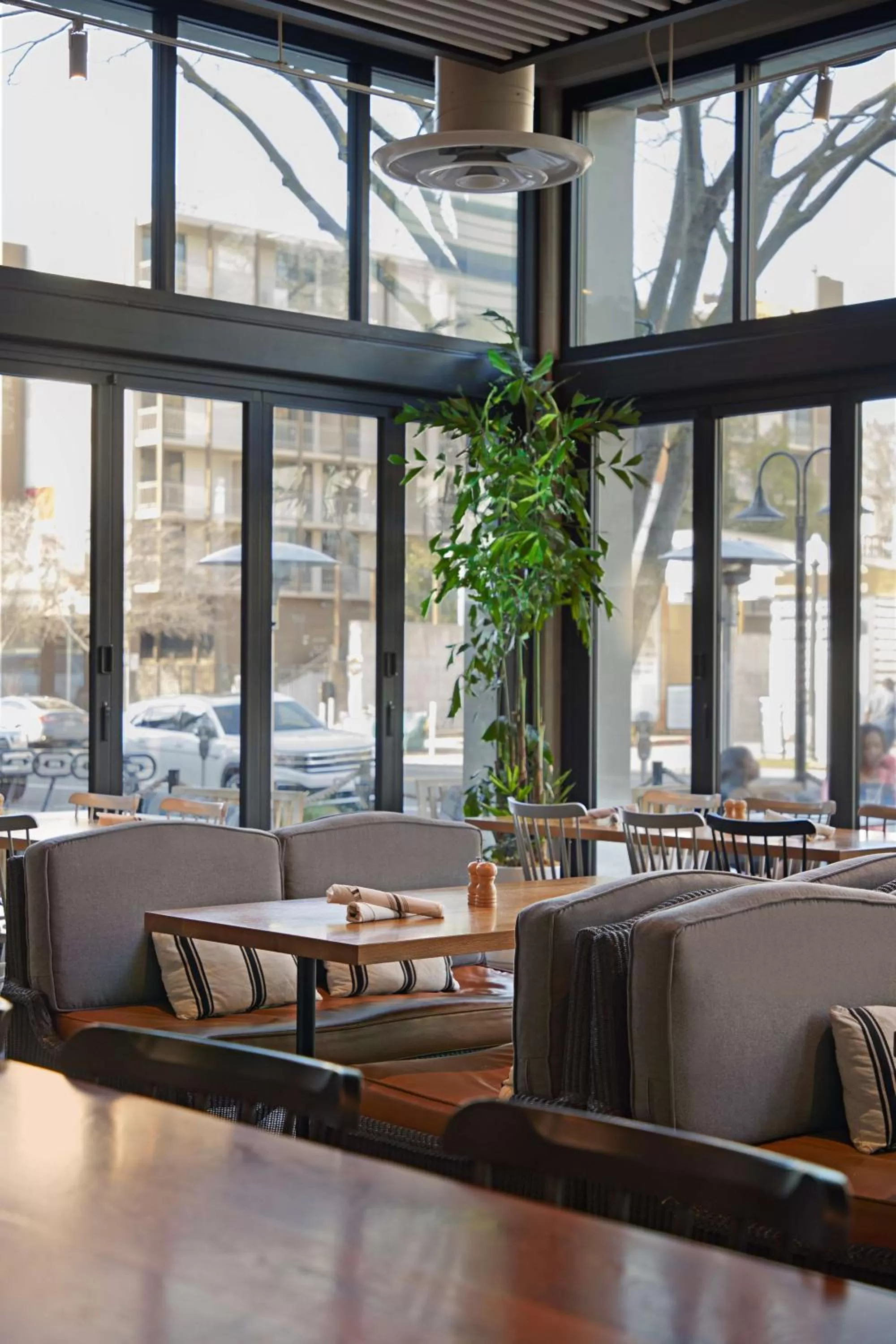 Restaurant/places to eat in Tapestry By Hilton The Fort Sutter Hotel Sacramento, Ca