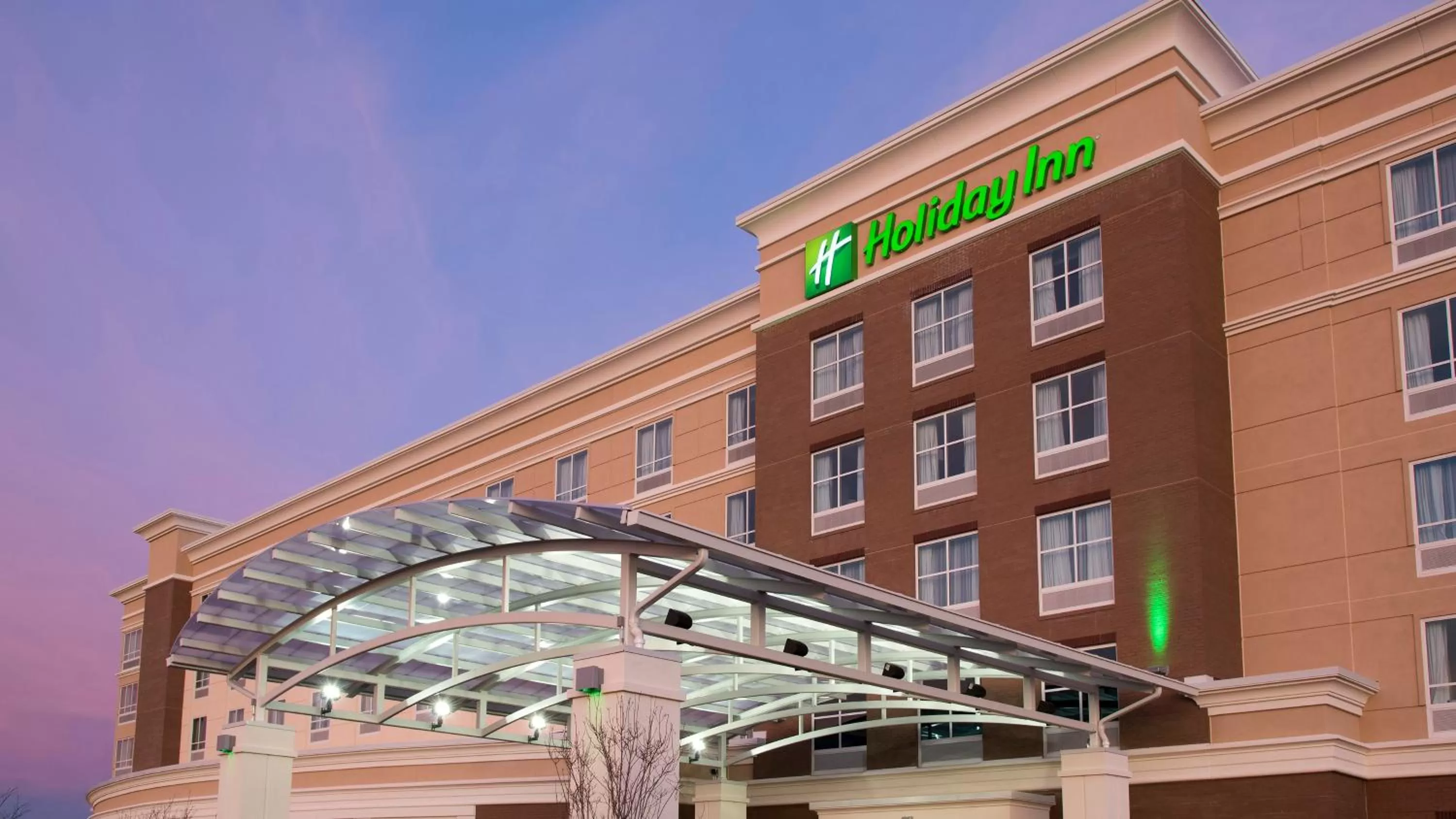 Property building in Holiday Inn Indianapolis Airport by IHG