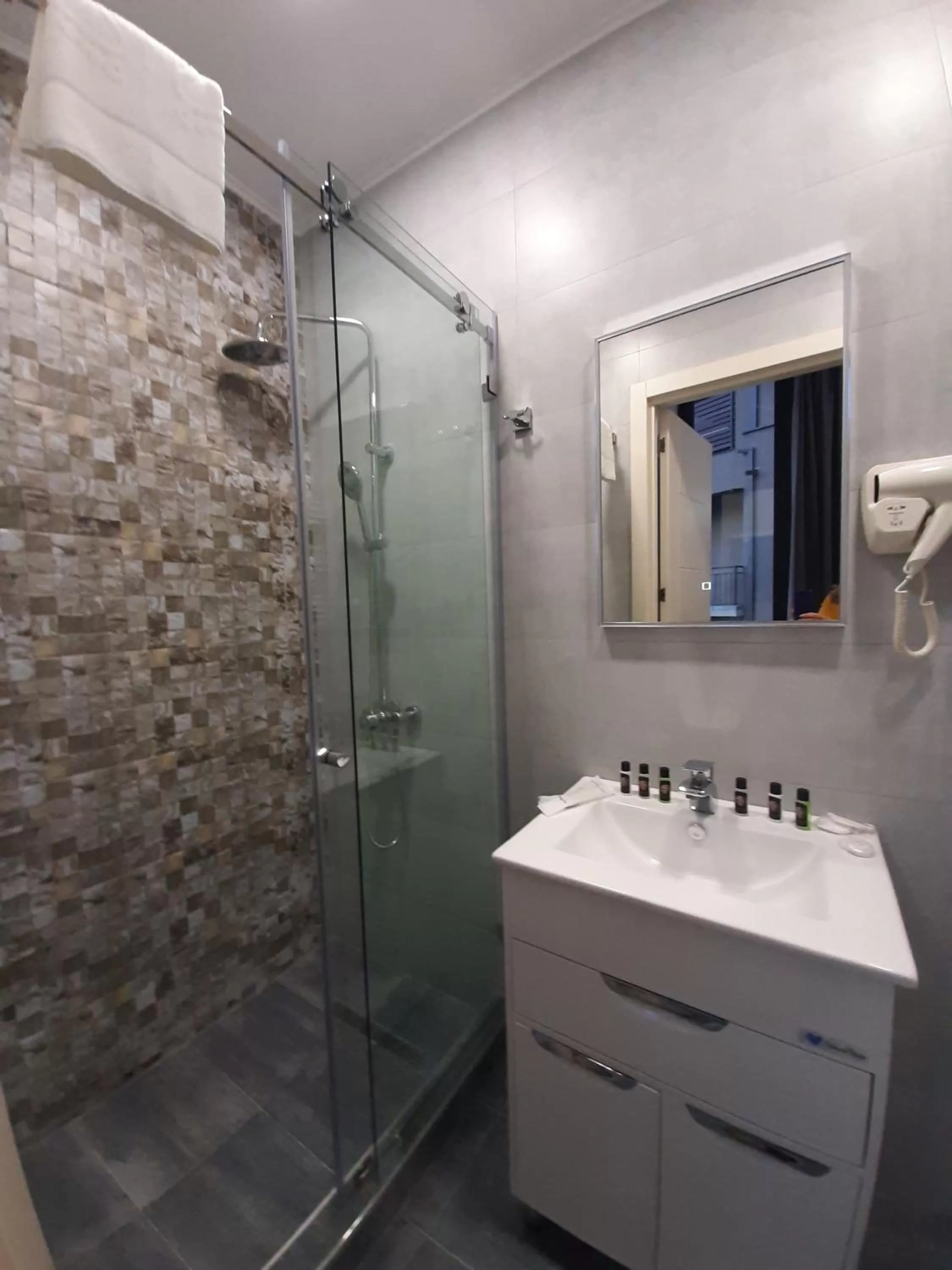 Shower, Bathroom in BG Palace Hotel