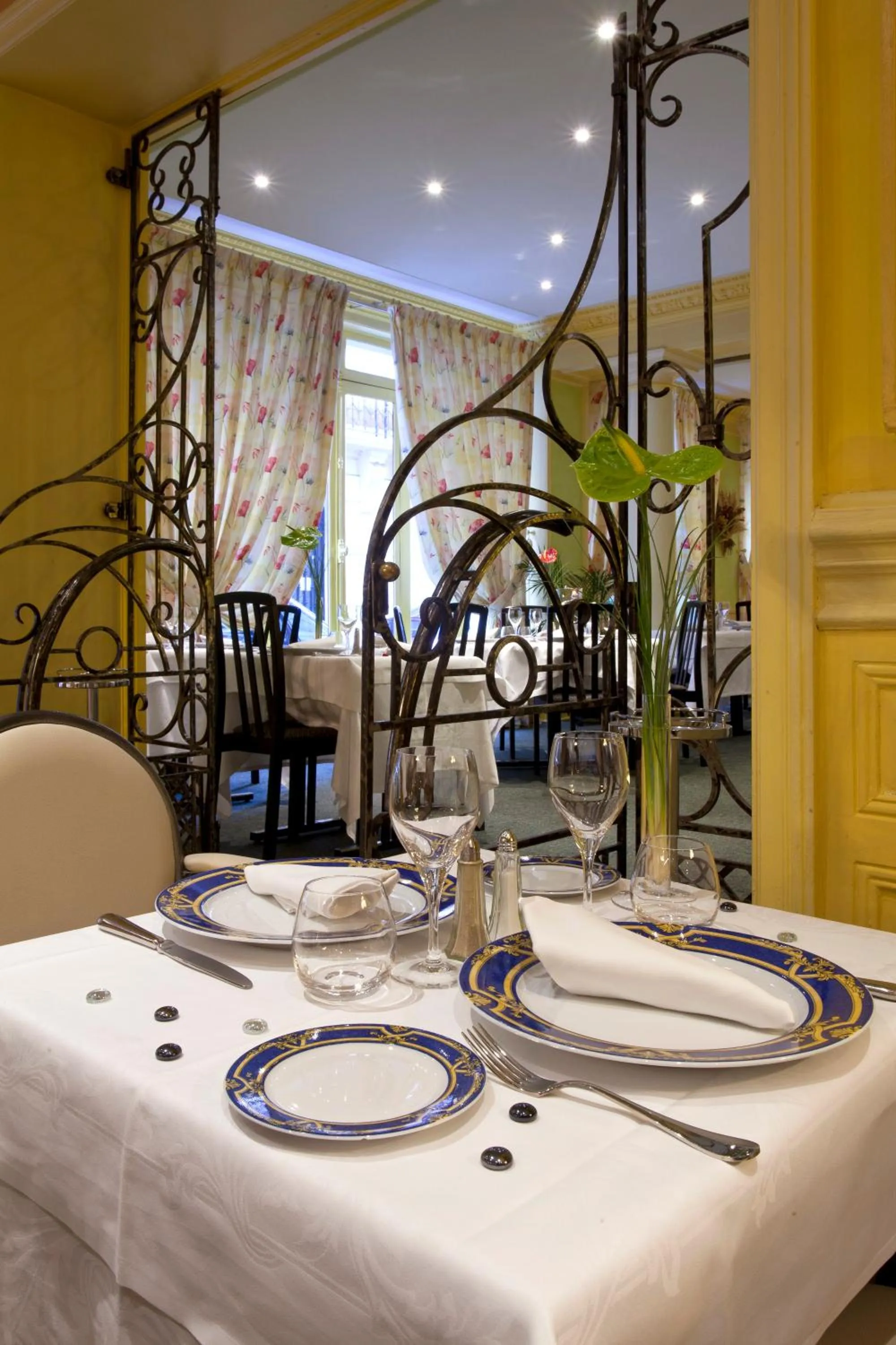 Restaurant/places to eat in Logis Le Midland