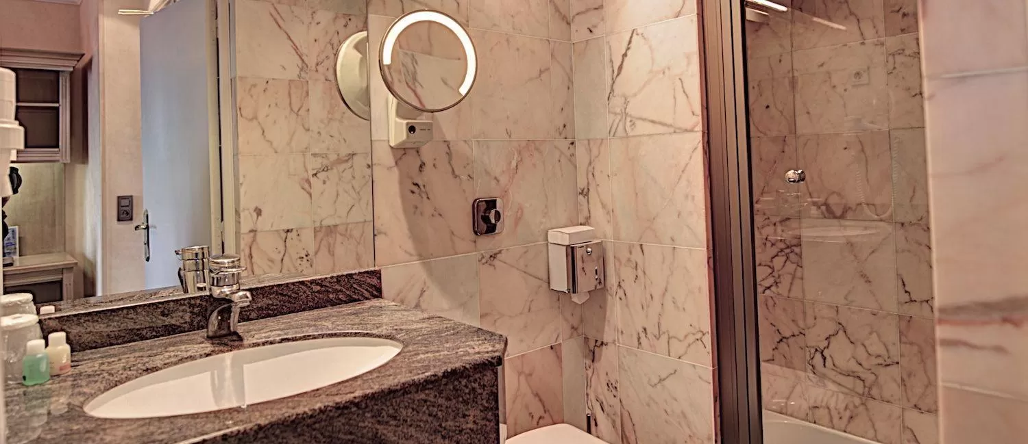 Bathroom in Hôtel Du Midi Paris Montparnasse