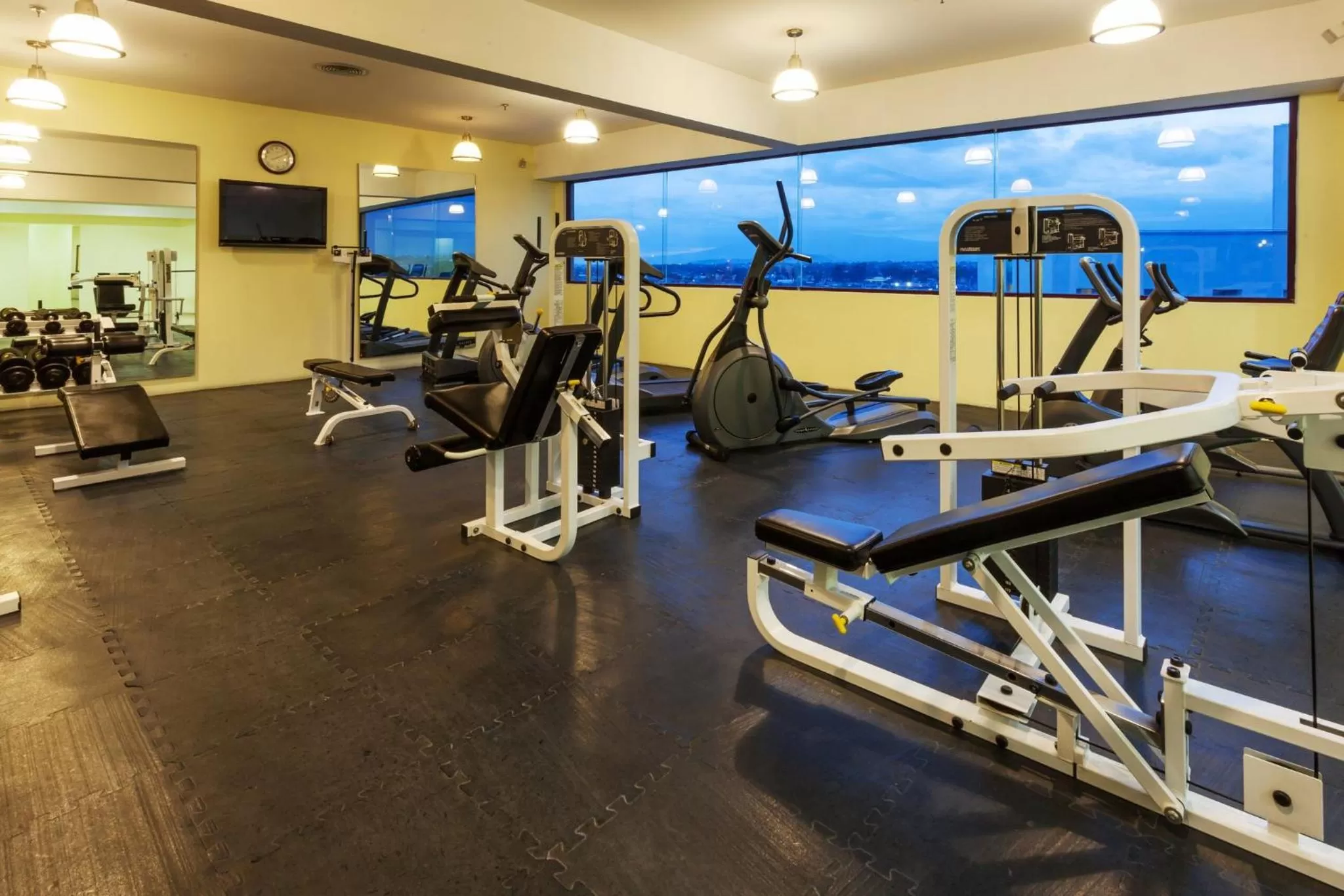 Fitness centre/facilities in Holiday Inn Puebla Finsa by IHG