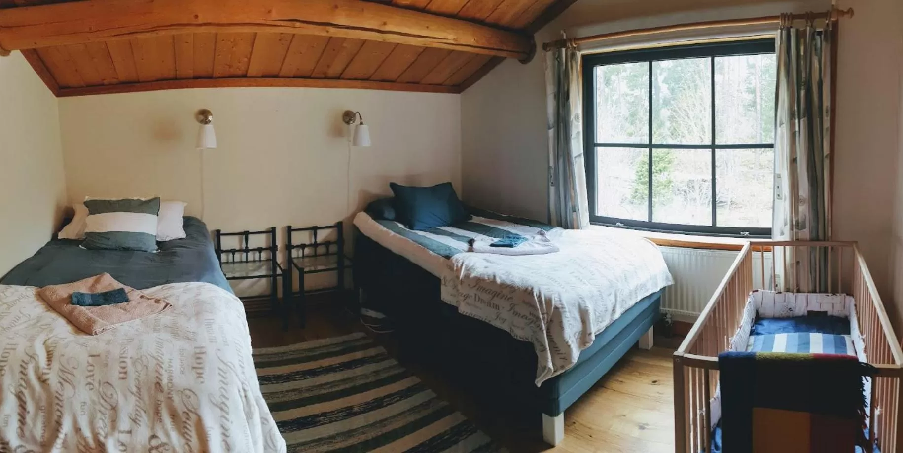 Bed in Woodstock B & B Studios