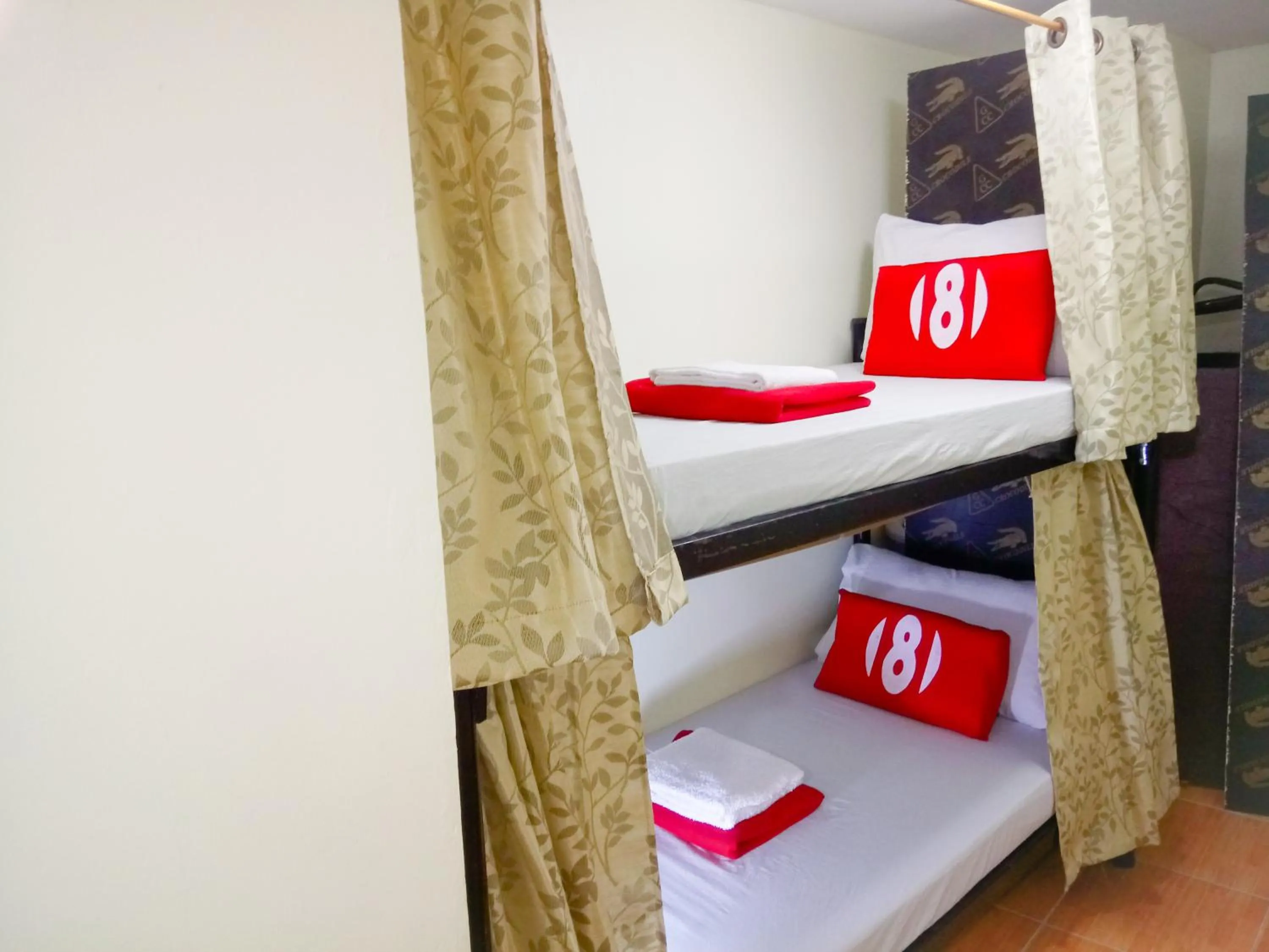bunk bed, Bed in 8Hostel