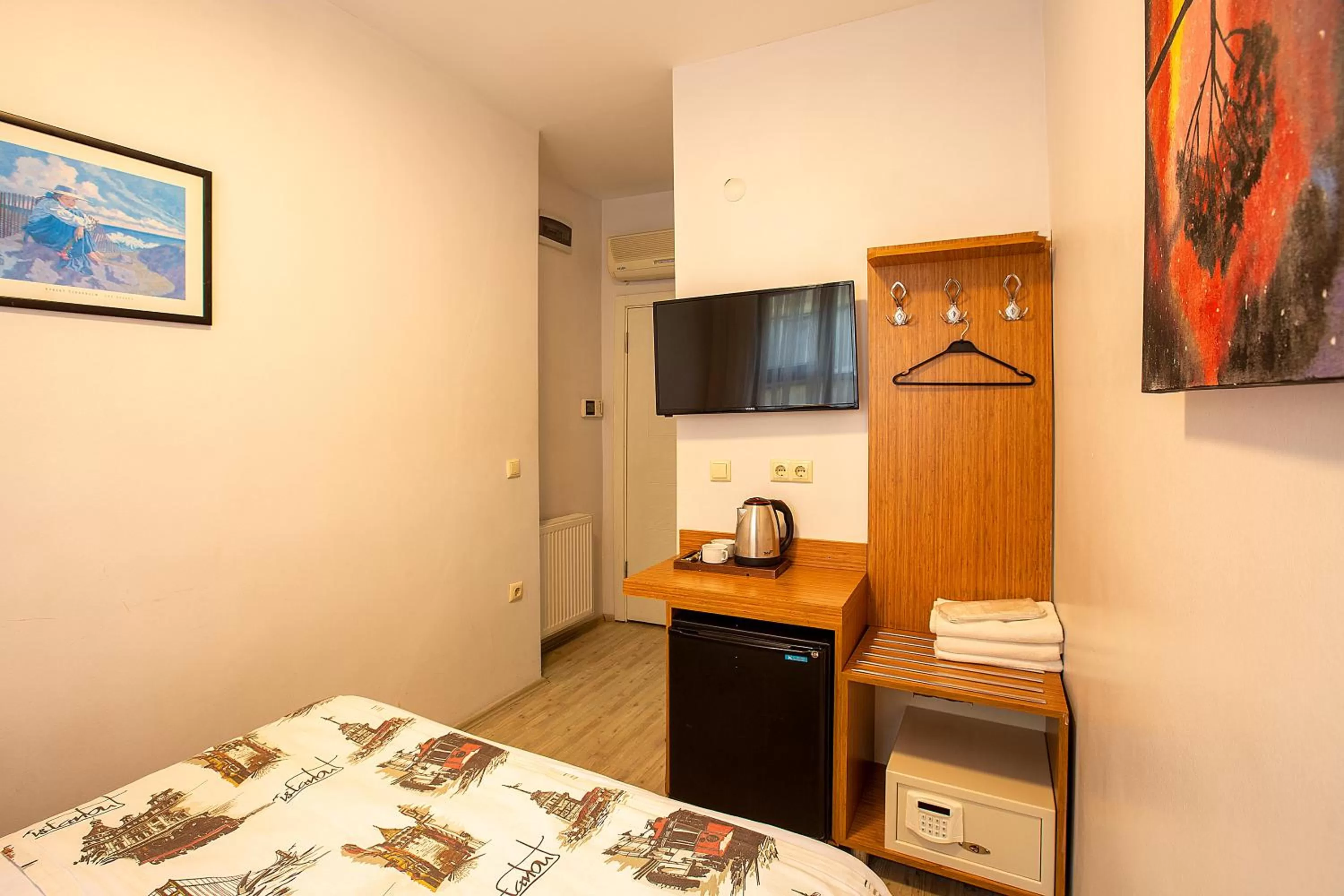 Photo of the whole room, Bed in Pera Sultan Suit