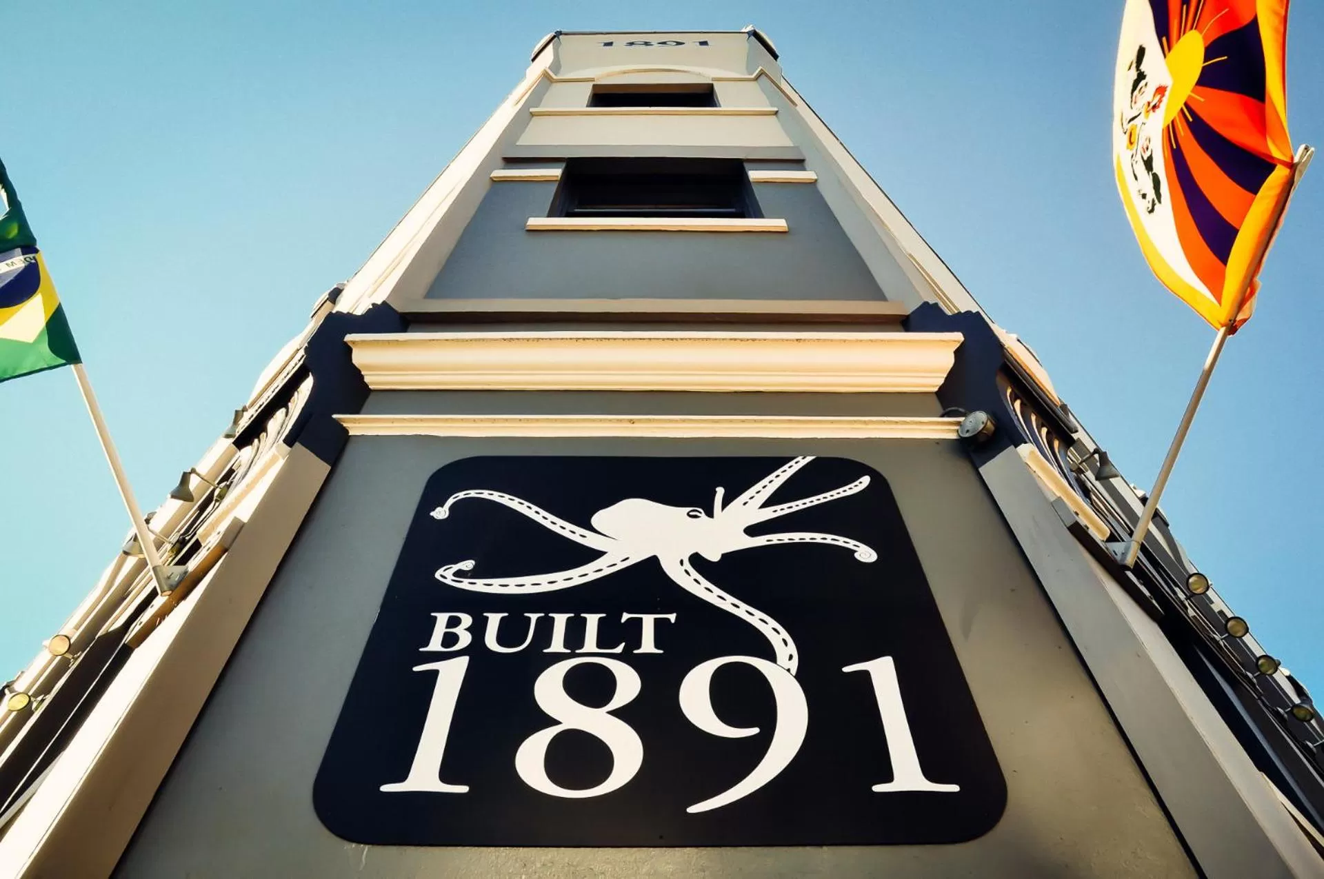 Property building in Ocean Island Inn | Backpackers | Suites