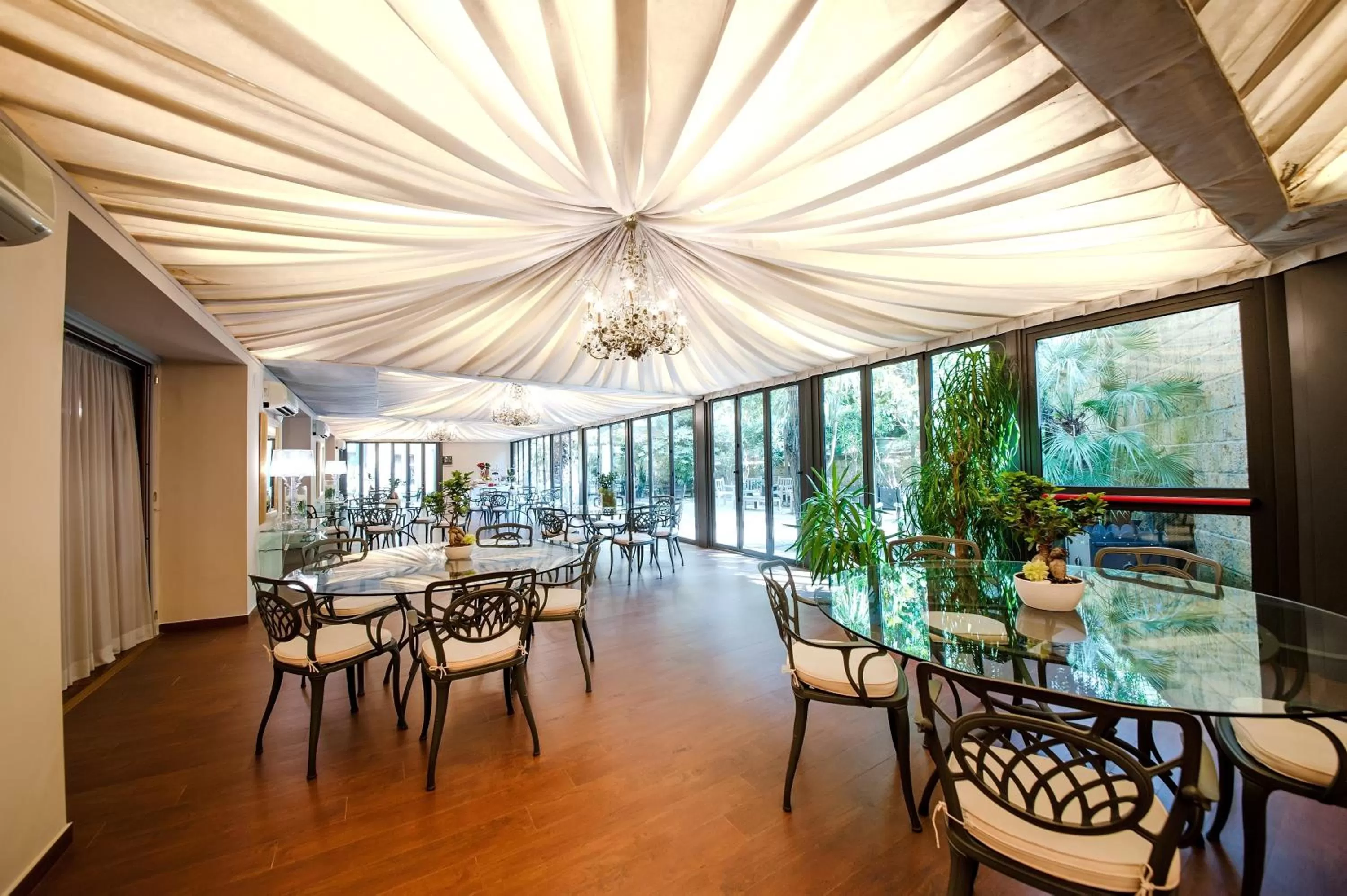 Communal lounge/ TV room in Hotel Villa Traiano