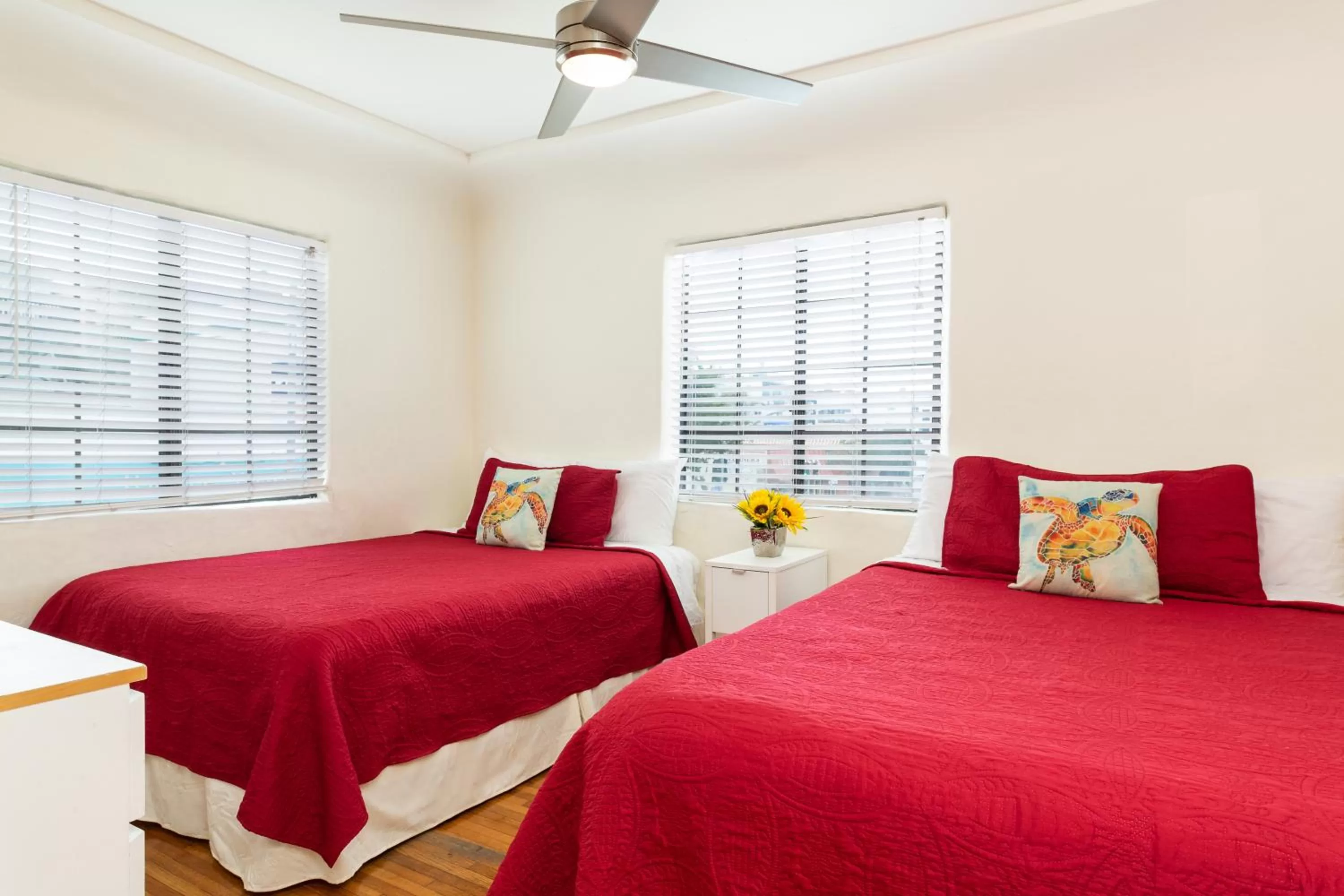 Photo of the whole room, Bed in The Sea View Inn At The Beach