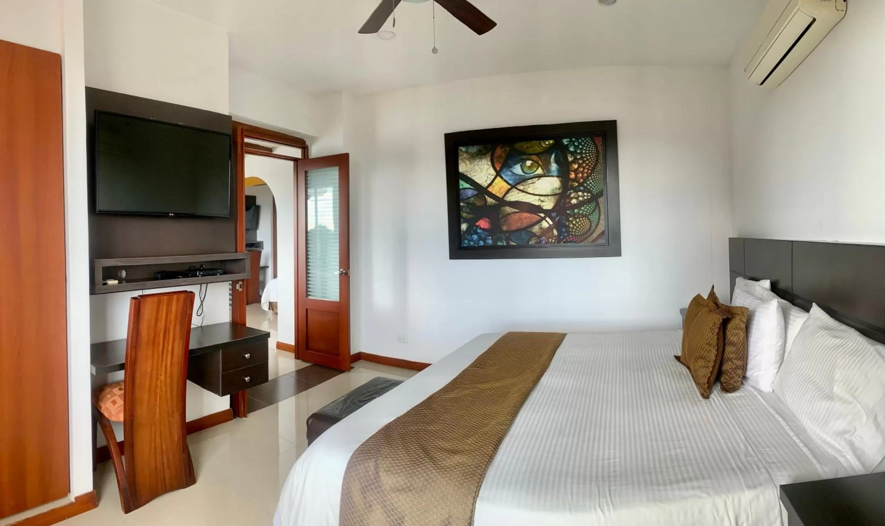 Bedroom, TV/Entertainment Center in Hotel Serenity Suites Casa Boutique