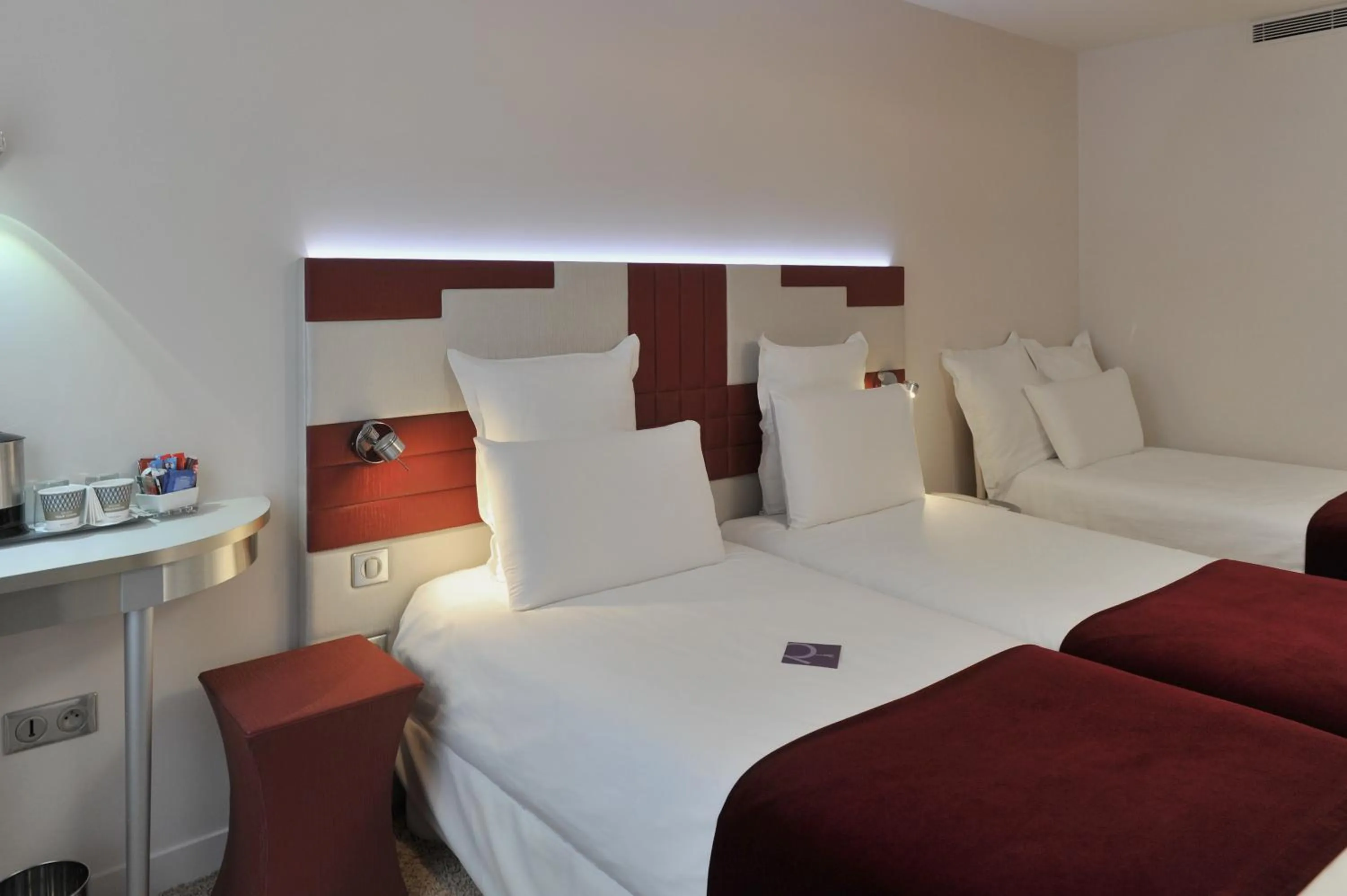 Bed in Mercure Paris Opéra Faubourg Montmartre