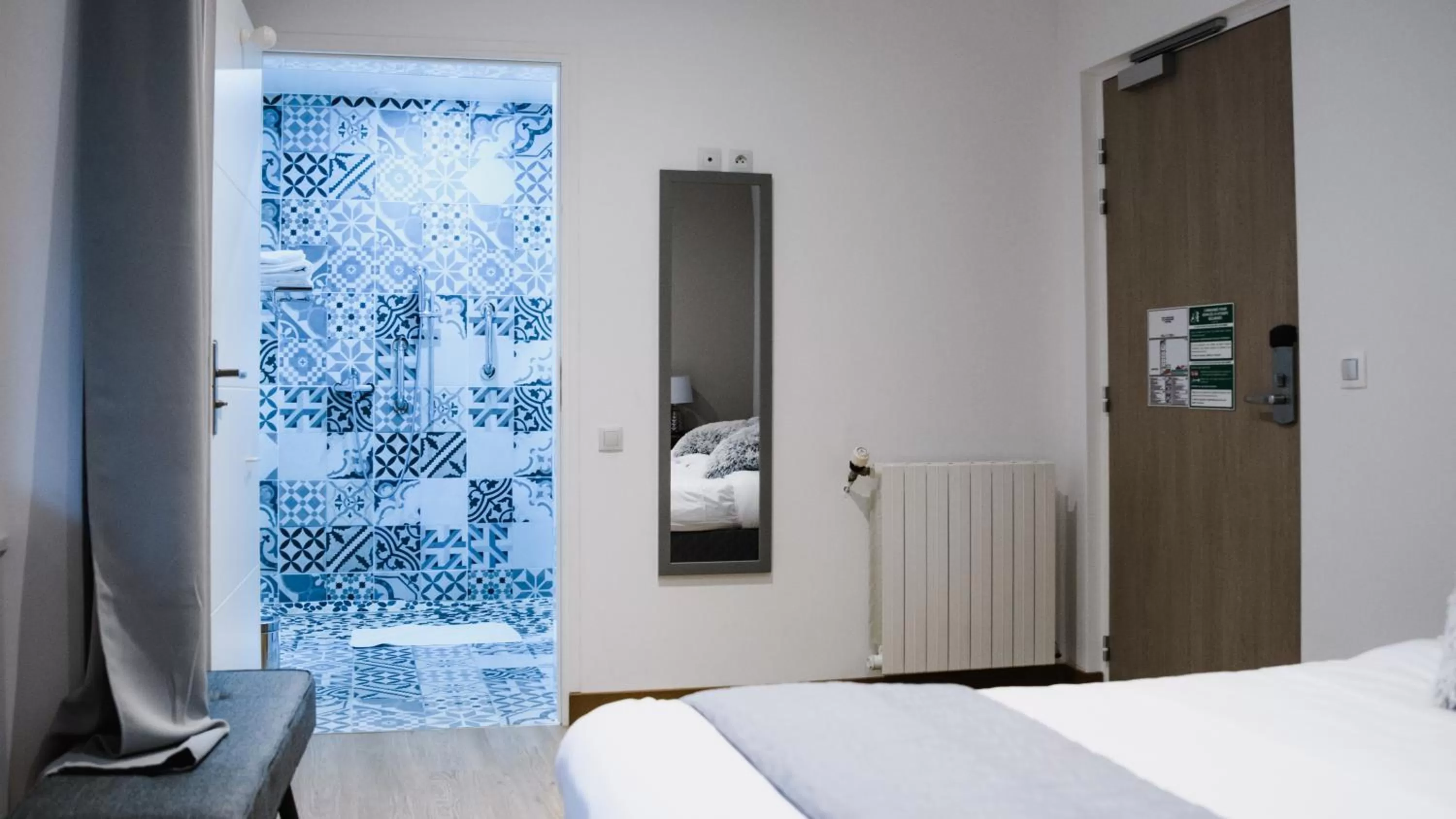 Bed in Hôtel des Arcades